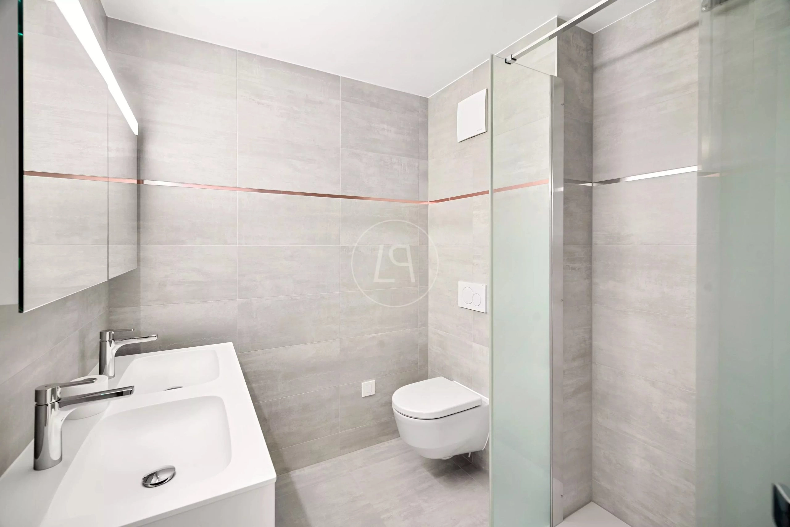 Modernes, helles Badezimmer mit WC und Doppelwaschbecken