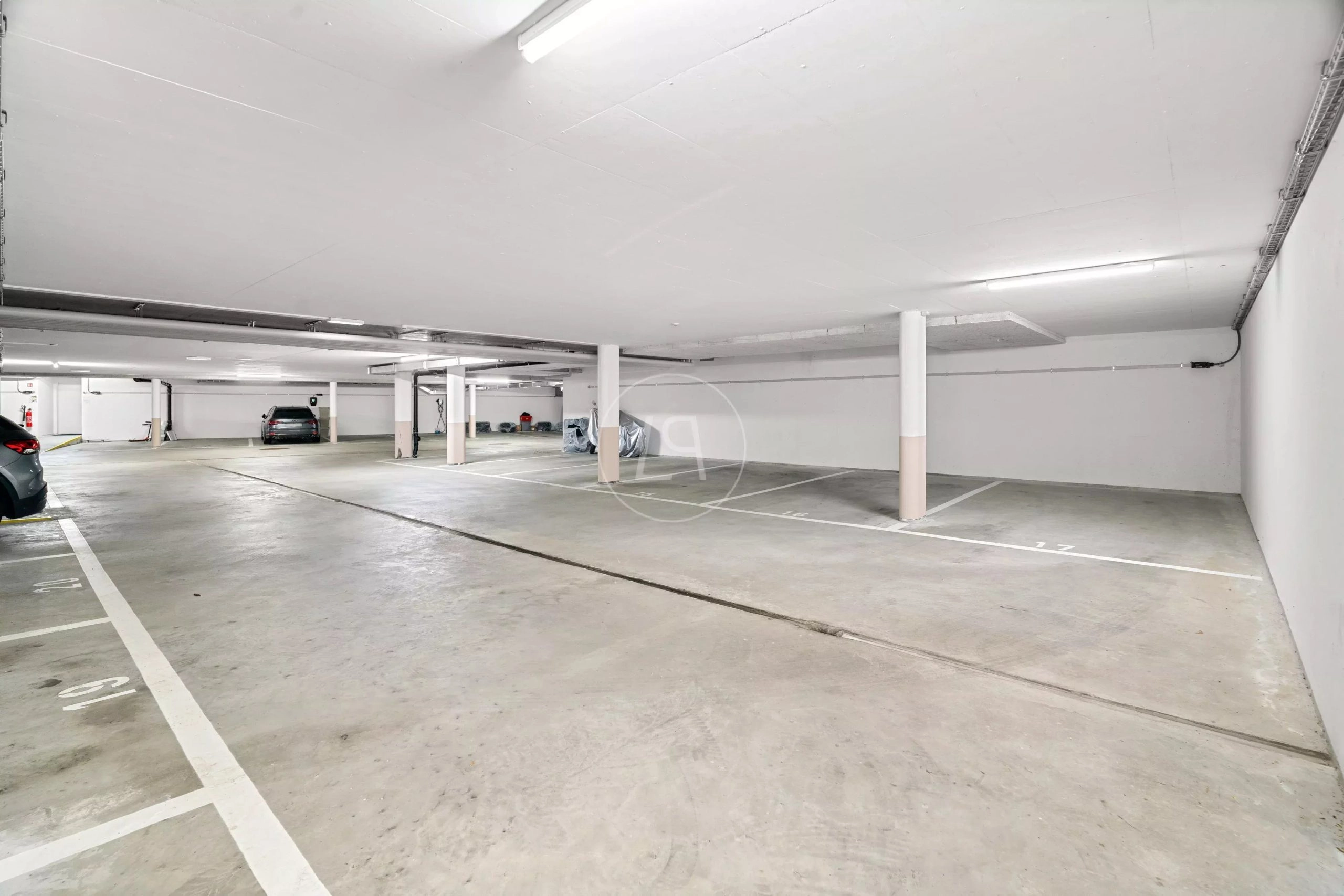 Tiefgarage mit Stellplätzen