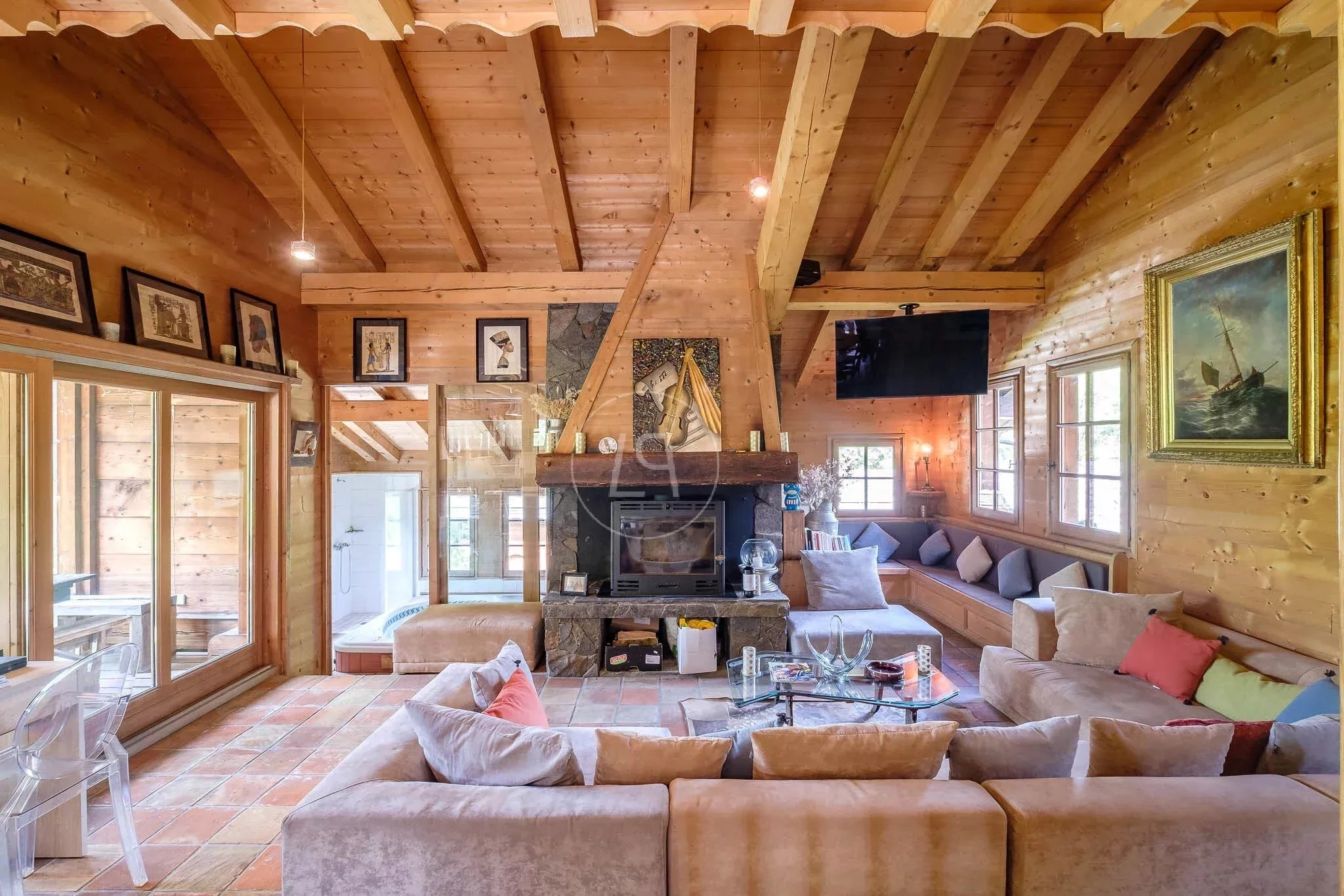 Gemütliches Chalet-Wohnzimmer mit Kamin