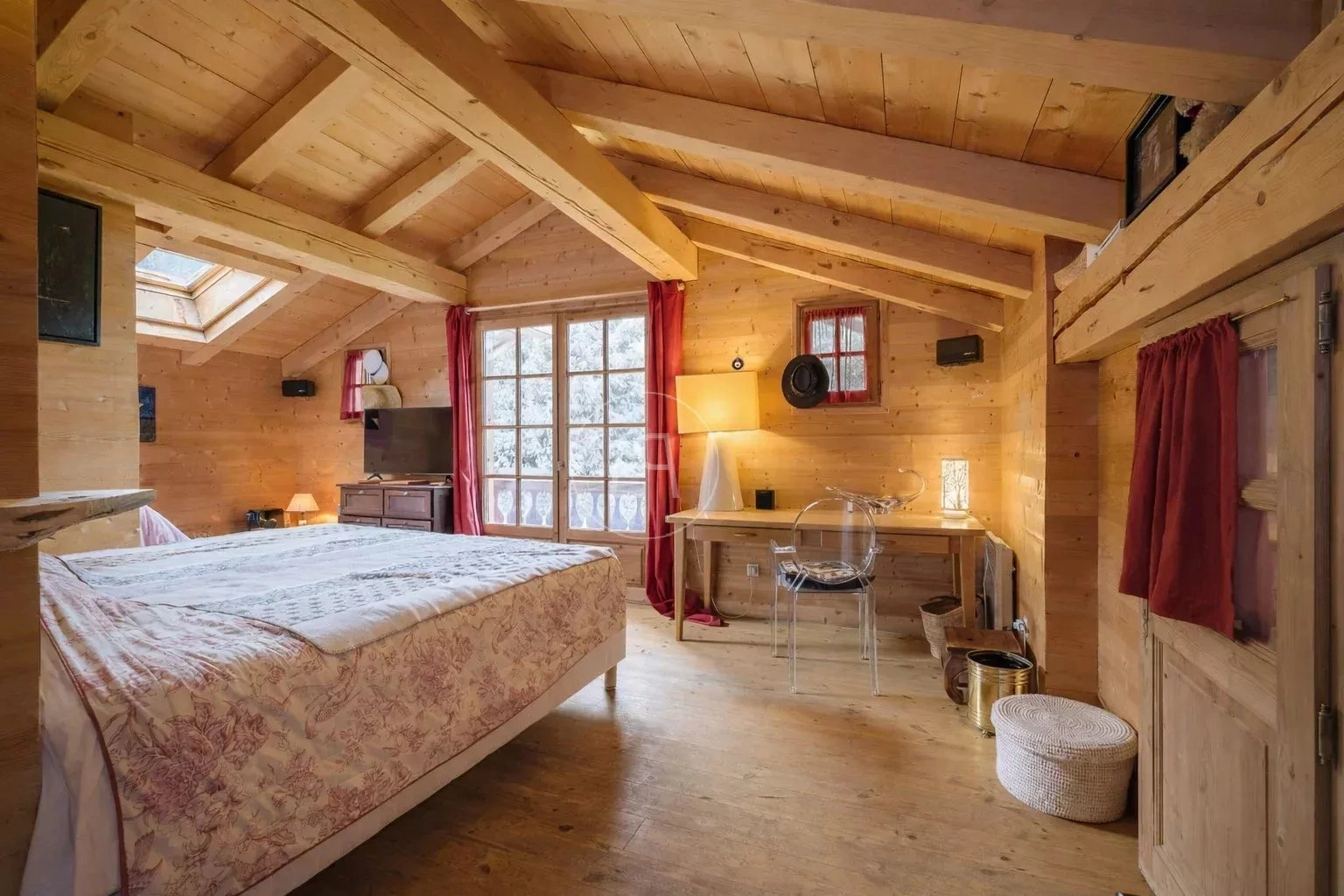 Gemütliches Holzschlafzimmer im Dachgeschoss