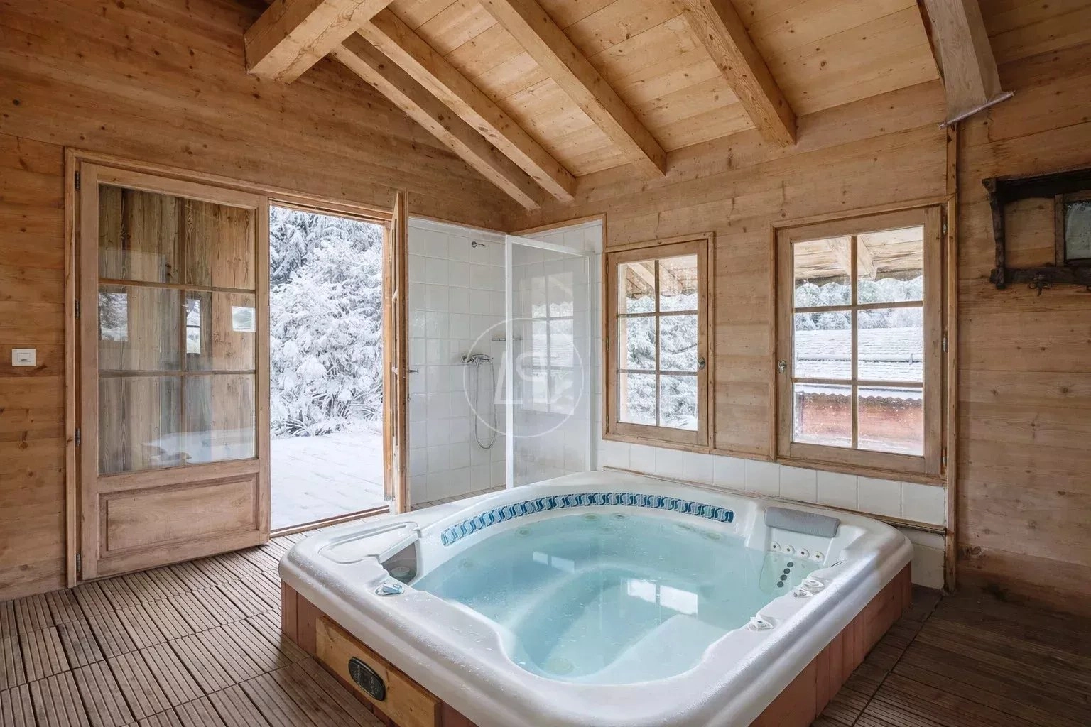 Innenraum mit Whirlpool und Holzausstattung