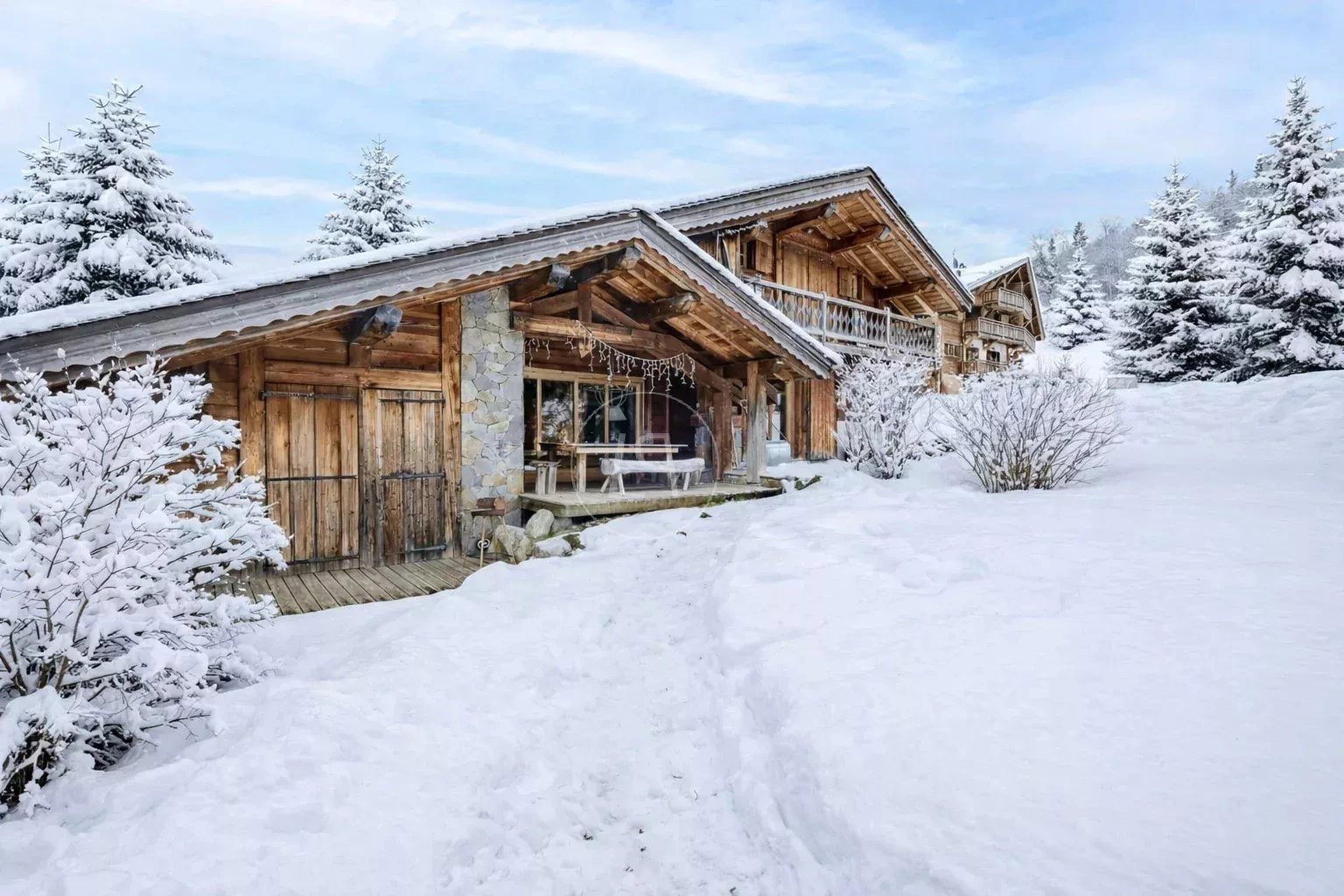Schneebedecktes Chalet in alpiner Landschaft