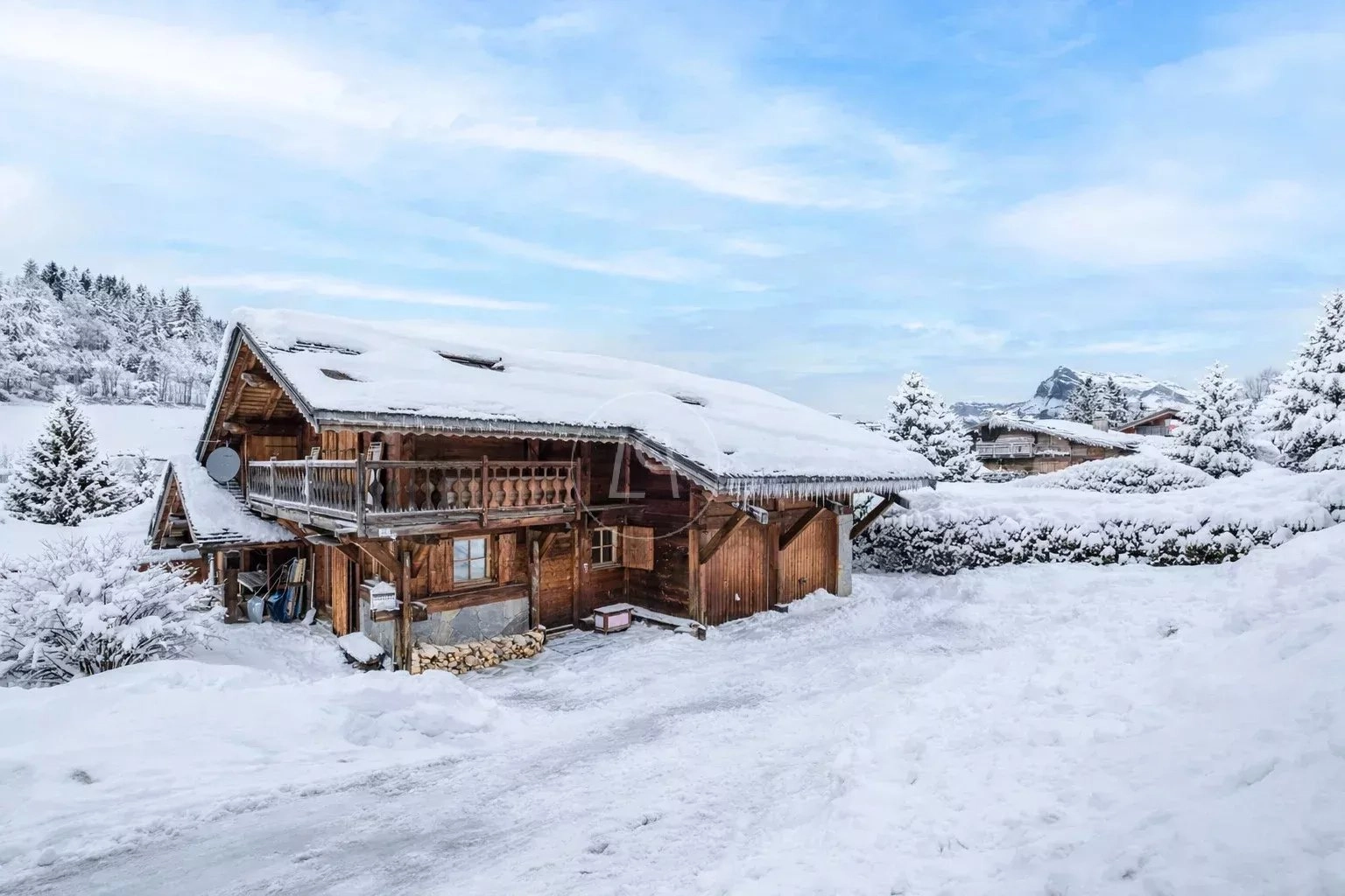 Verschneites Holzchalet in alpiner Landschaft