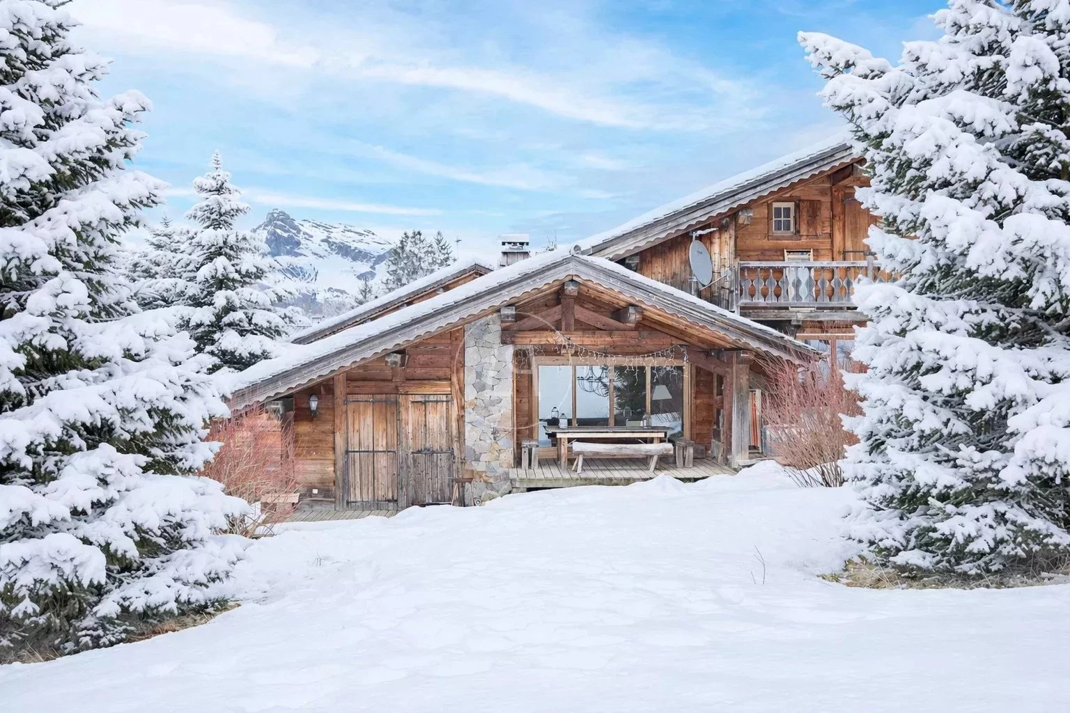 Verschneites Holzchalet in den Bergen