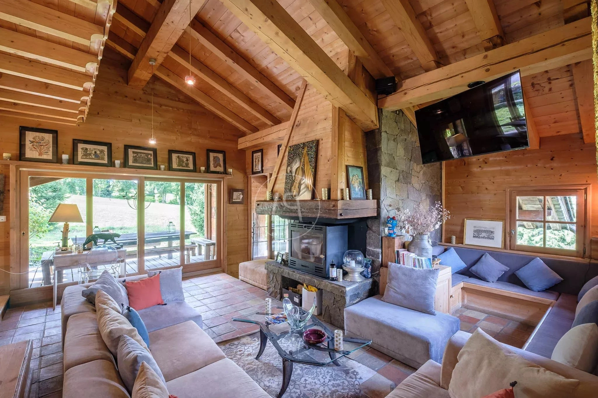 Gemütliches Holz-Wohnzimmer mit Kamin und Terrasse