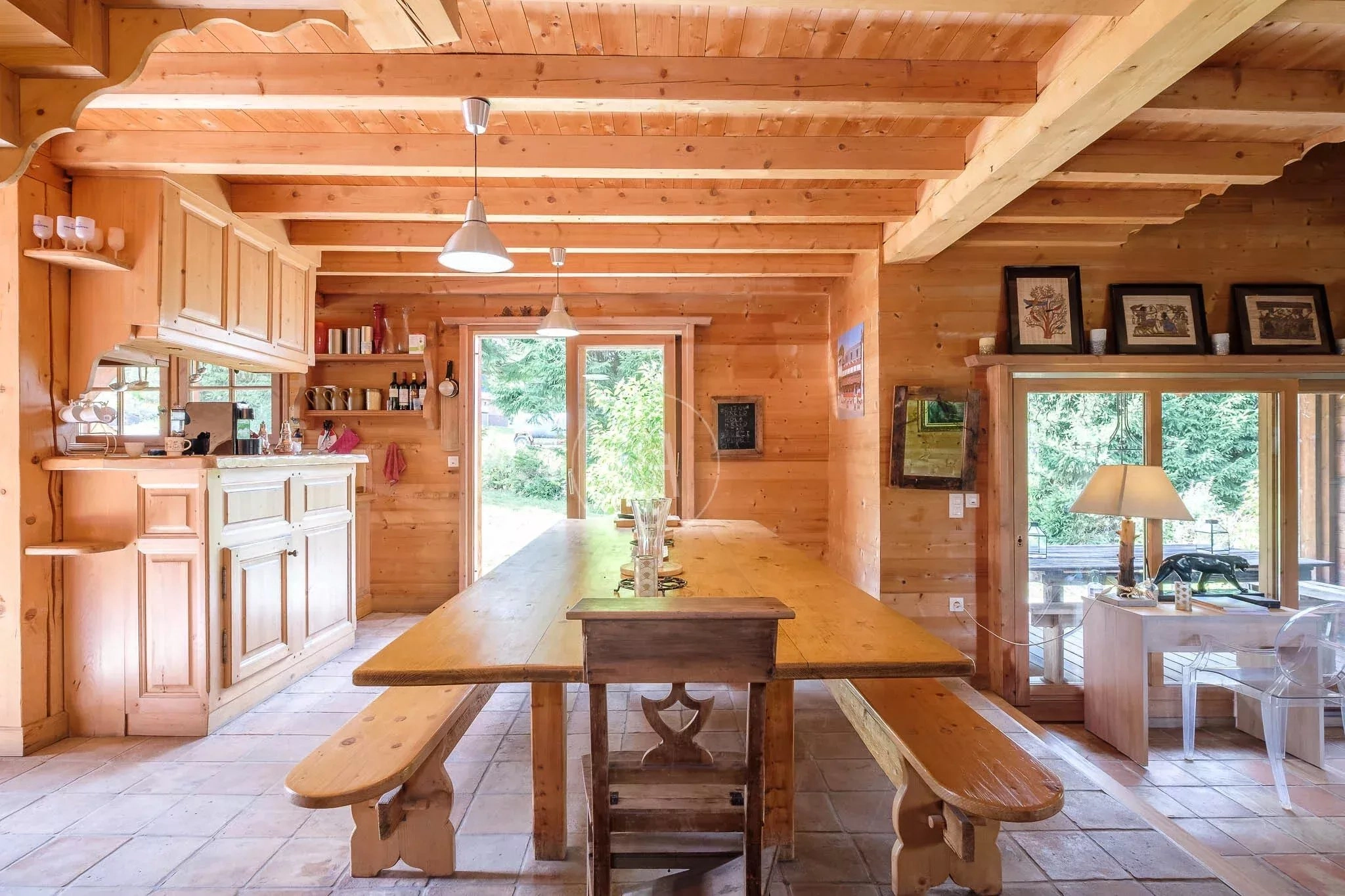 Rustikale Wohnküche mit Holzausstattung