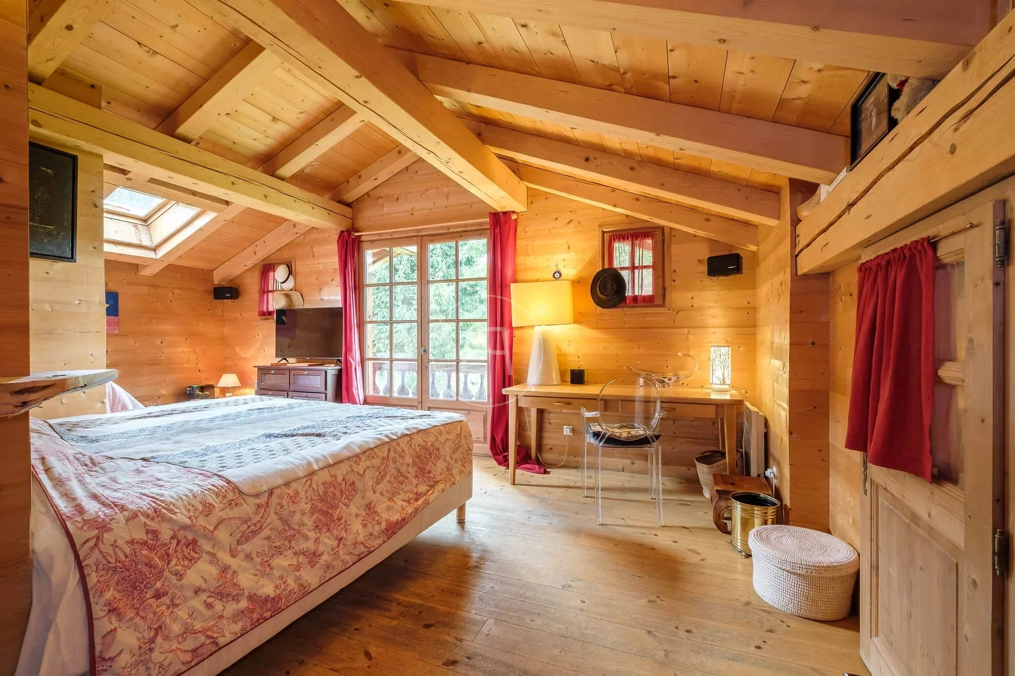 Gemütliches Holz-Schlafzimmer im Dachgeschoss