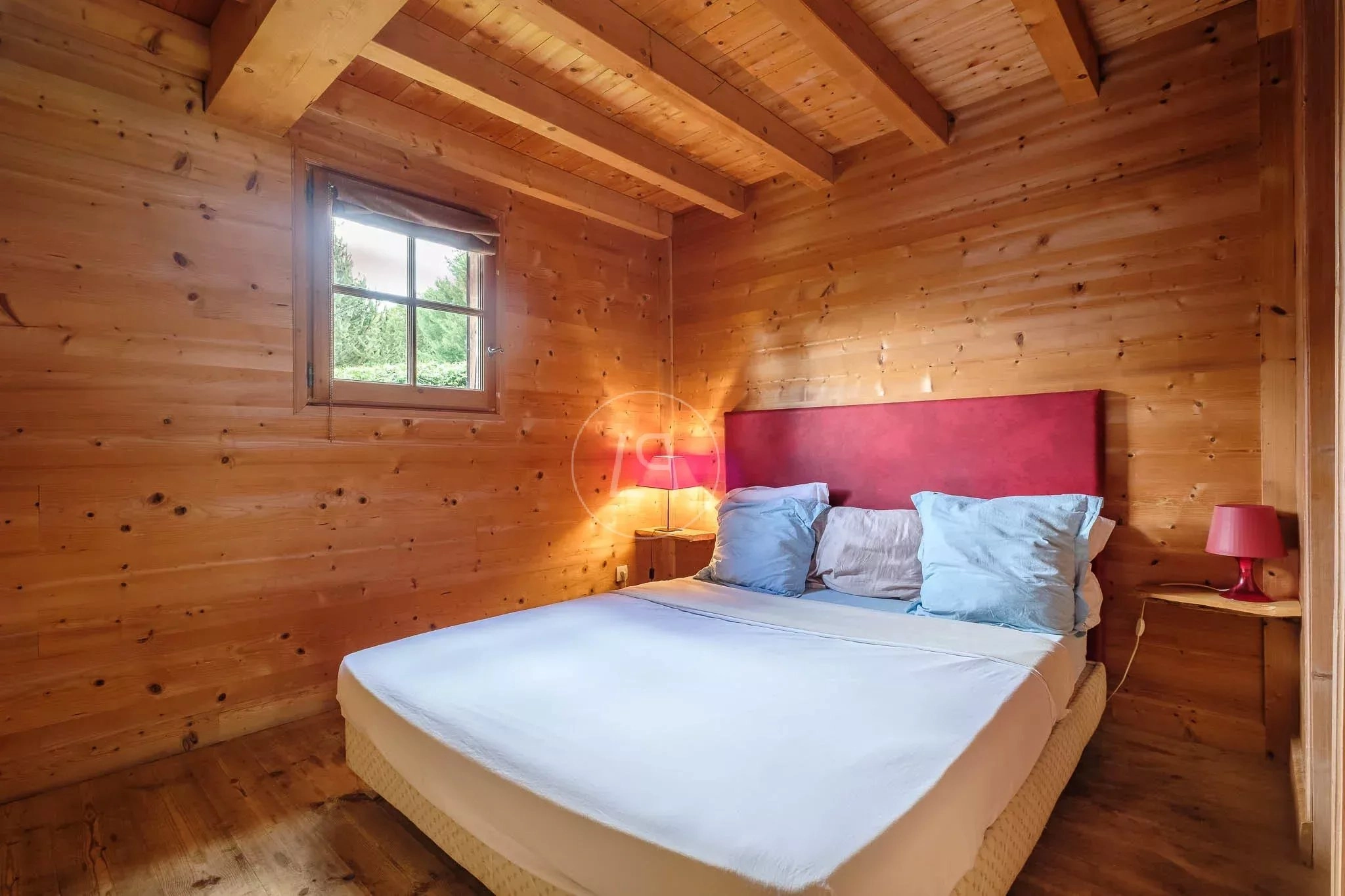 Holz-Schlafzimmer mit Dachbalken