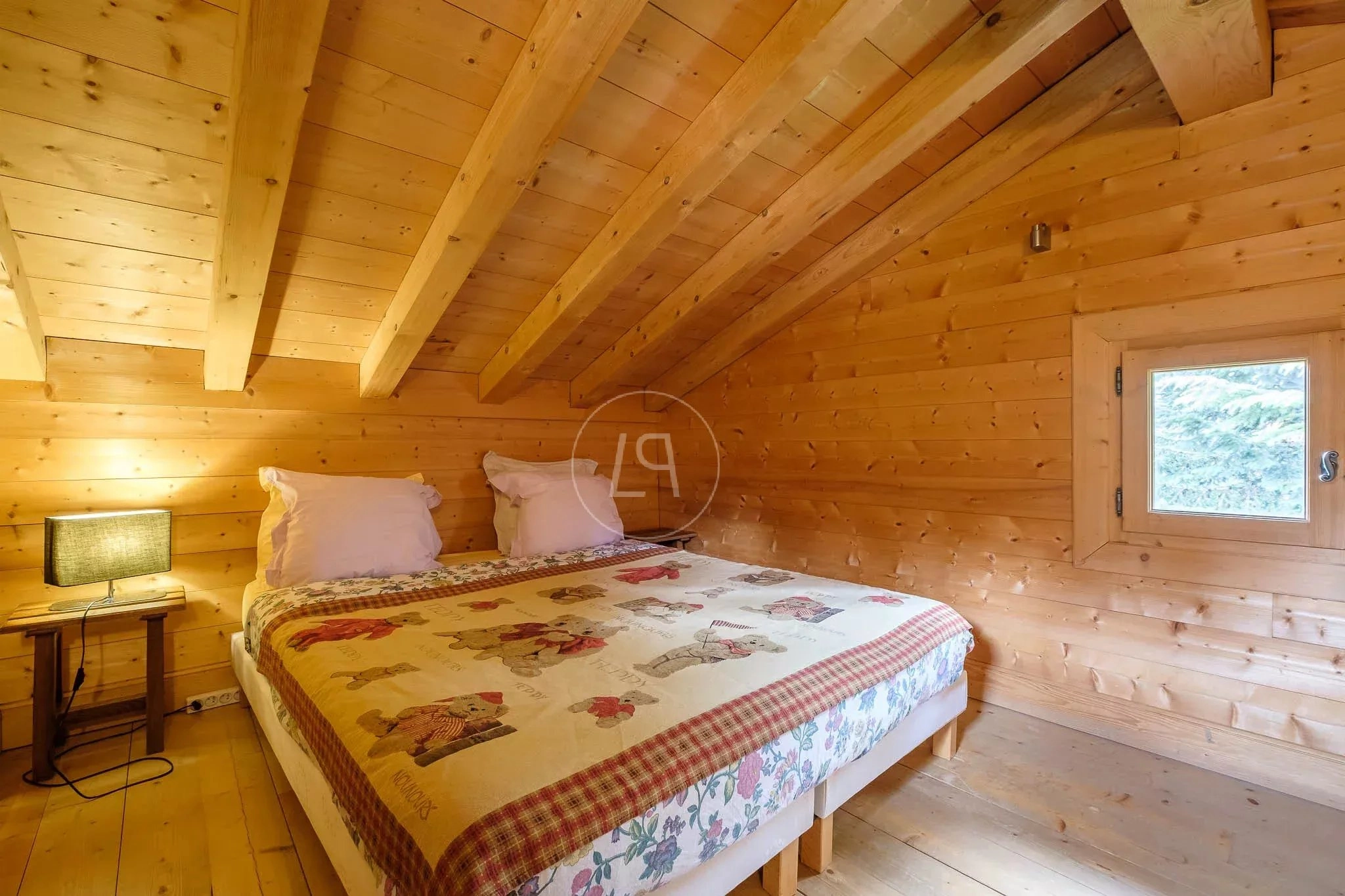 Gemütliches Holzschlafzimmer im Dachgeschoss
