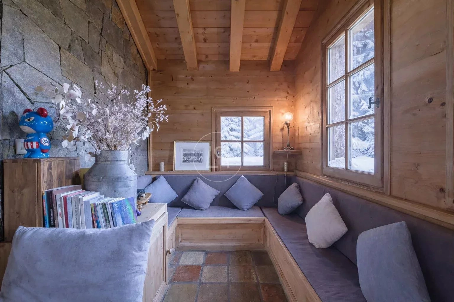 Gemütliche alpine Sitznische mit Blick auf Schnee