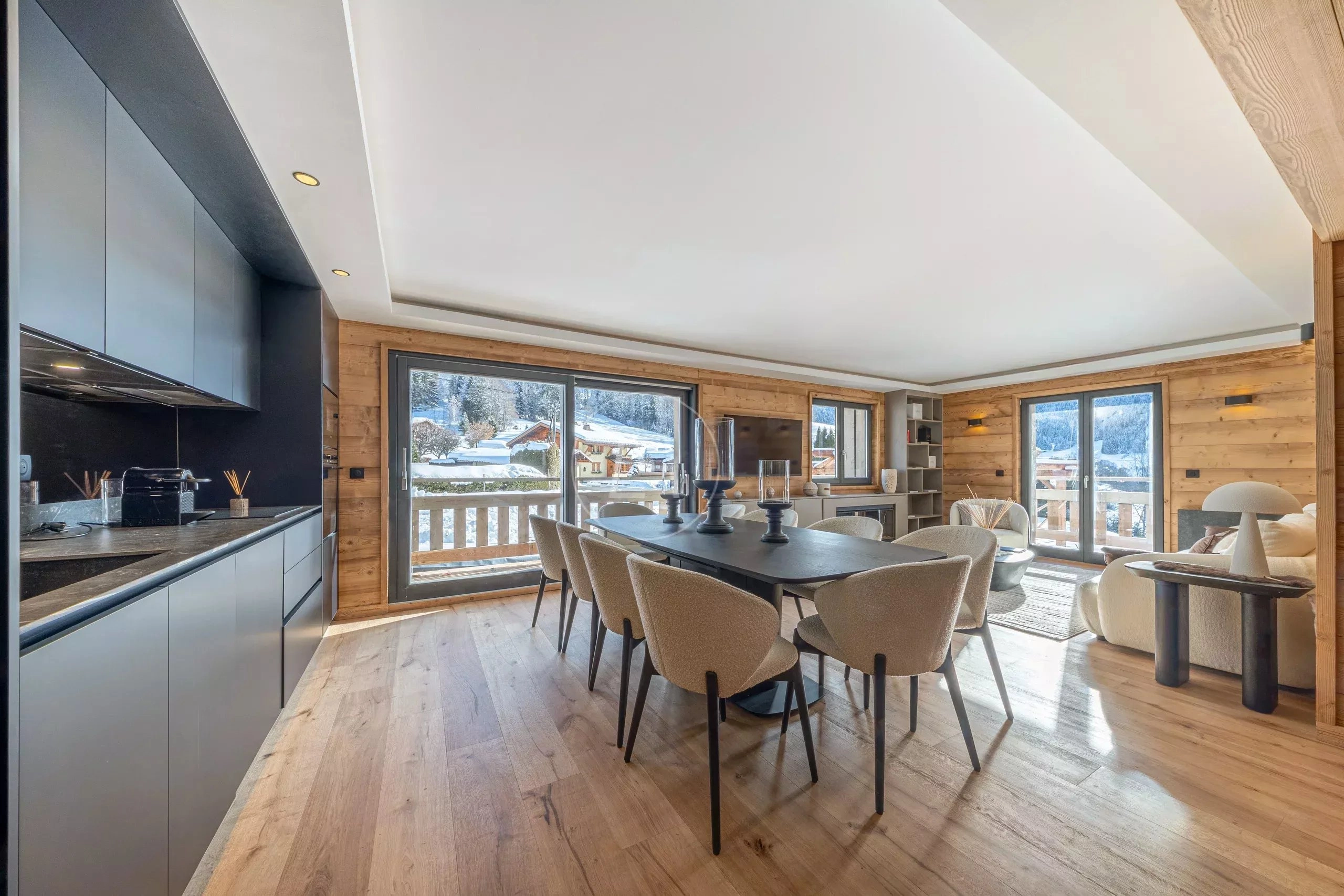Offener Wohn-, Ess- und Küchenbereich im Chalet-Stil