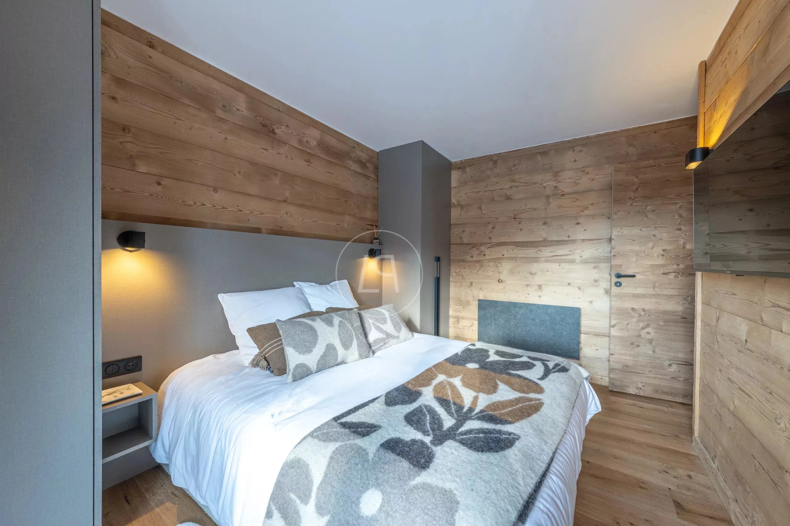 Gemütliches Schlafzimmer mit Holzverkleidung