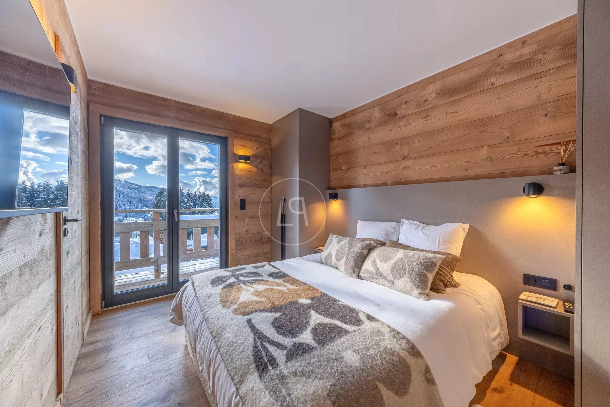 Gemütliches Schlafzimmer mit Bergblick