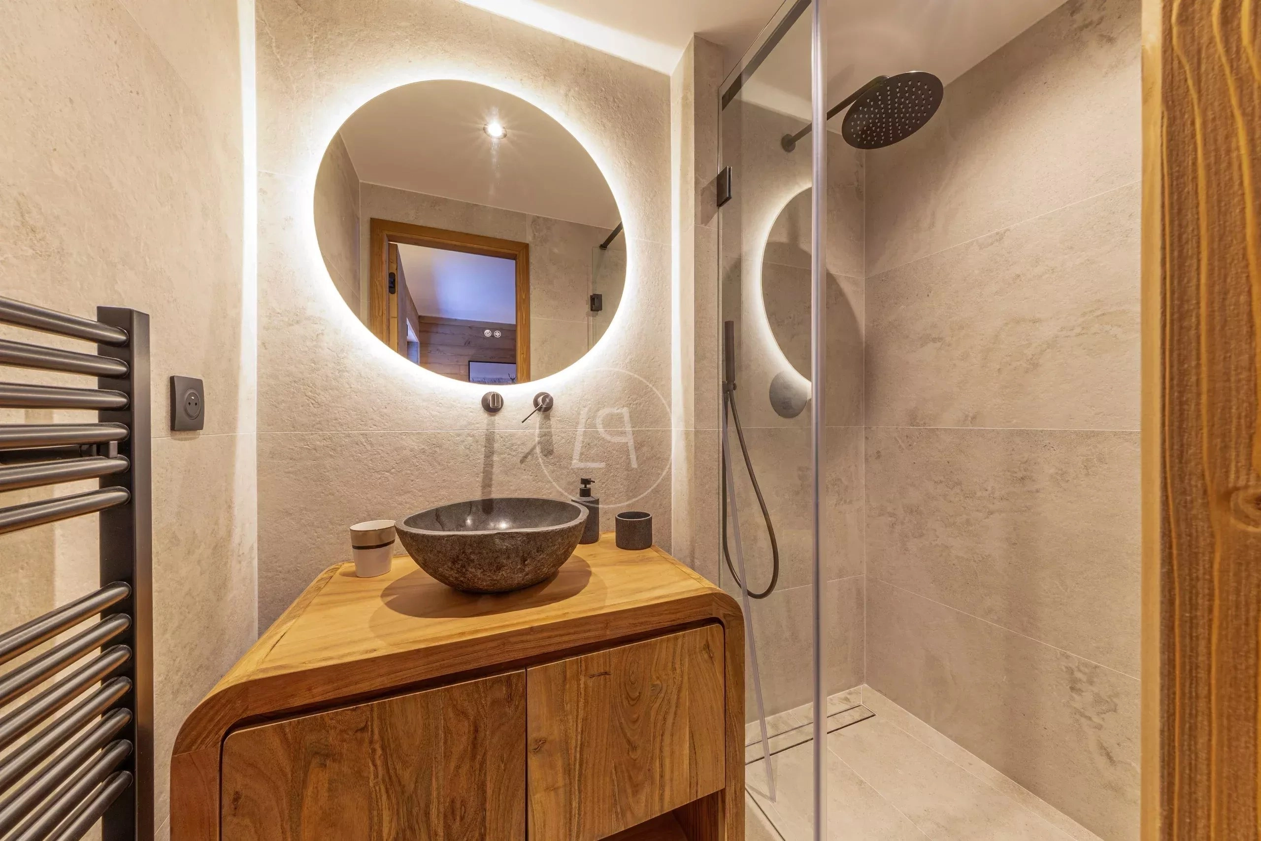 Modernes Badezimmer mit Naturstein und Holz