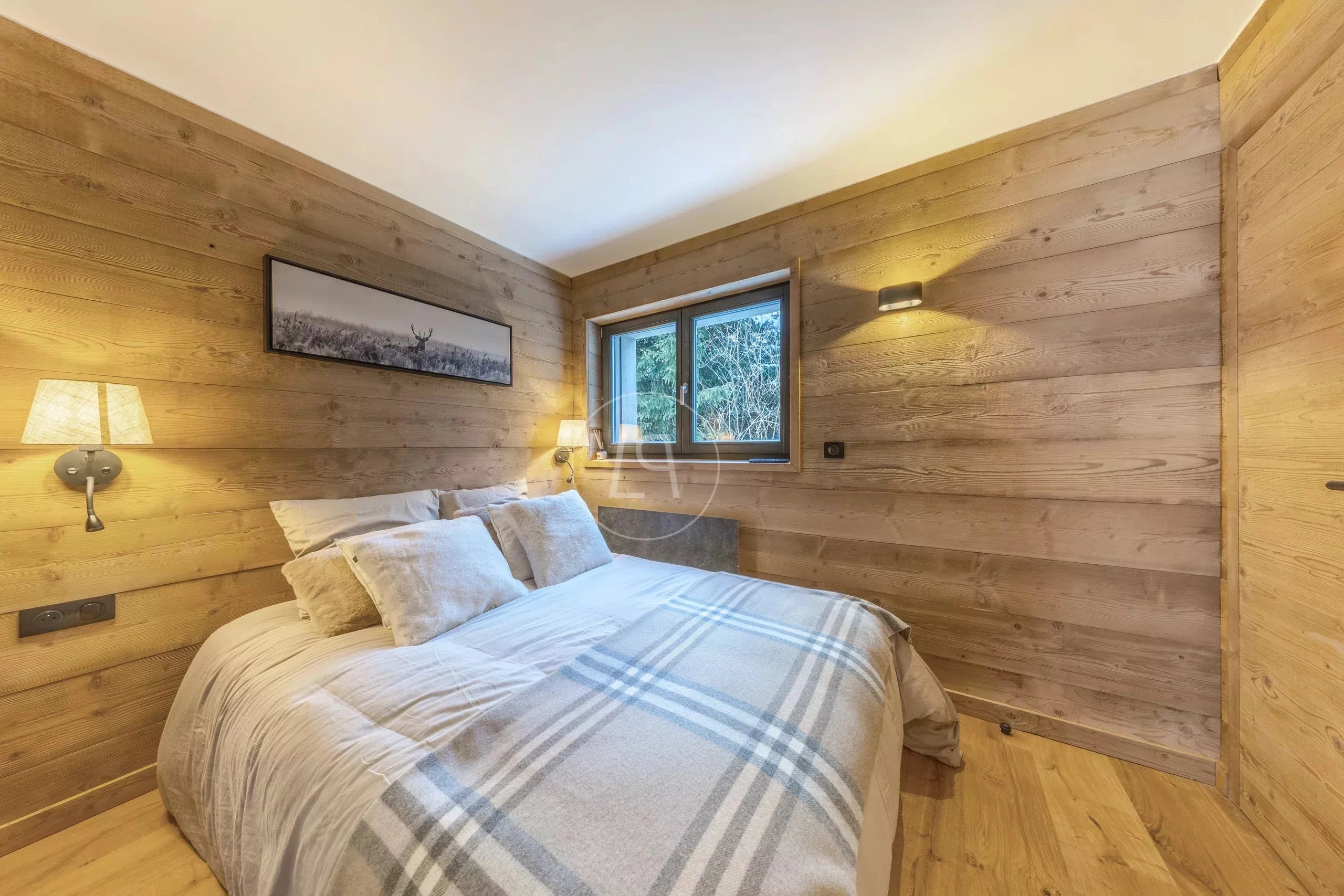 Gemütliches Schlafzimmer mit Holzverkleidung