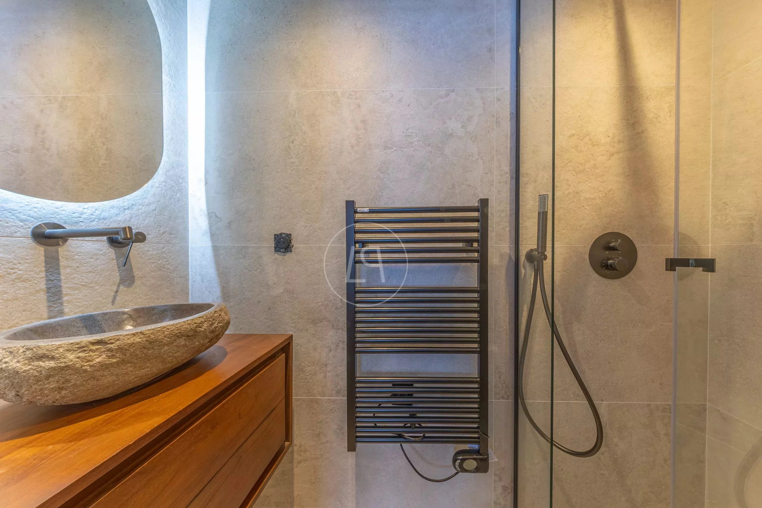 Modernes Badezimmer mit Natursteinwaschbecken und Walk-in-Dusche