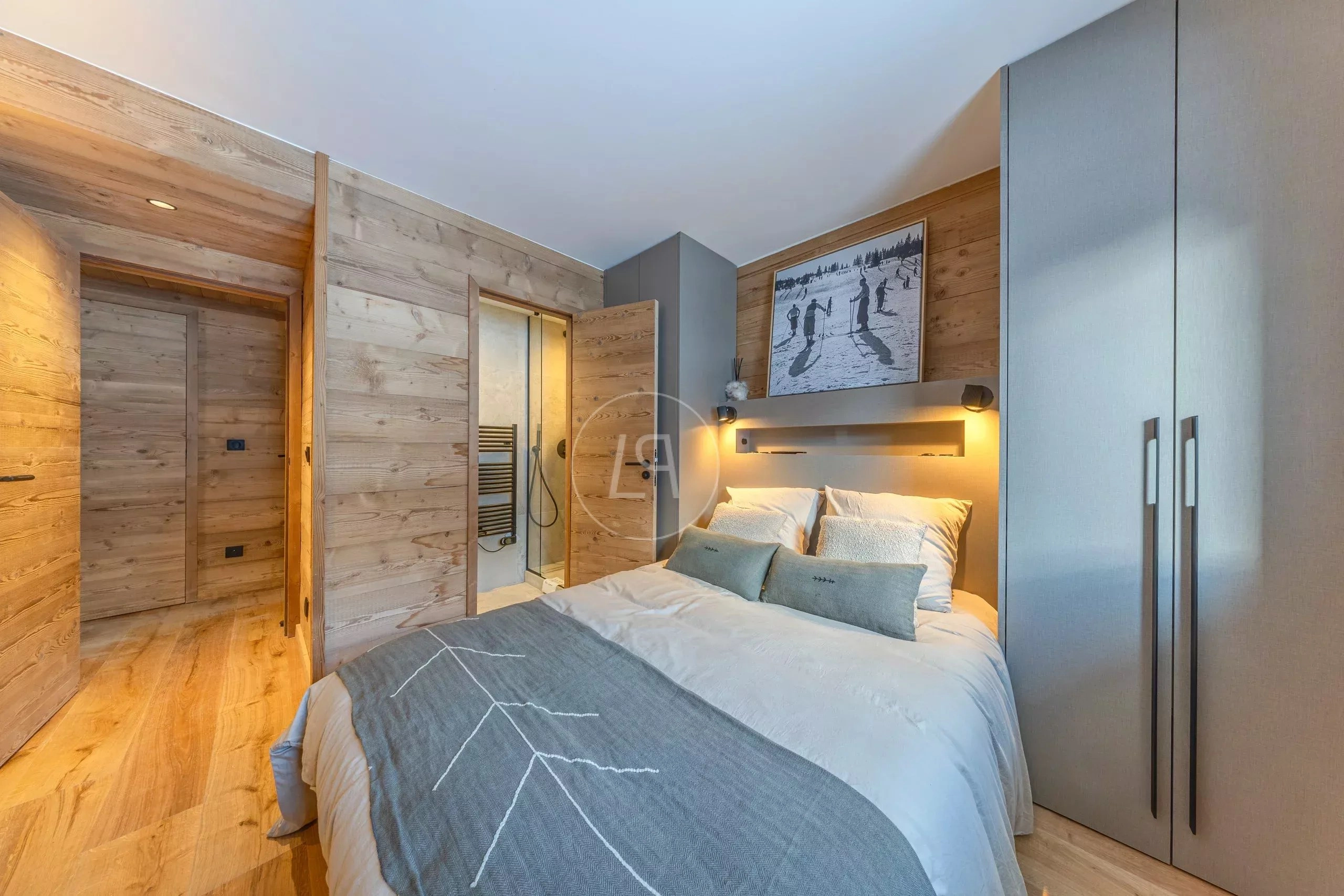 Modernes Schlafzimmer mit Holzausbau