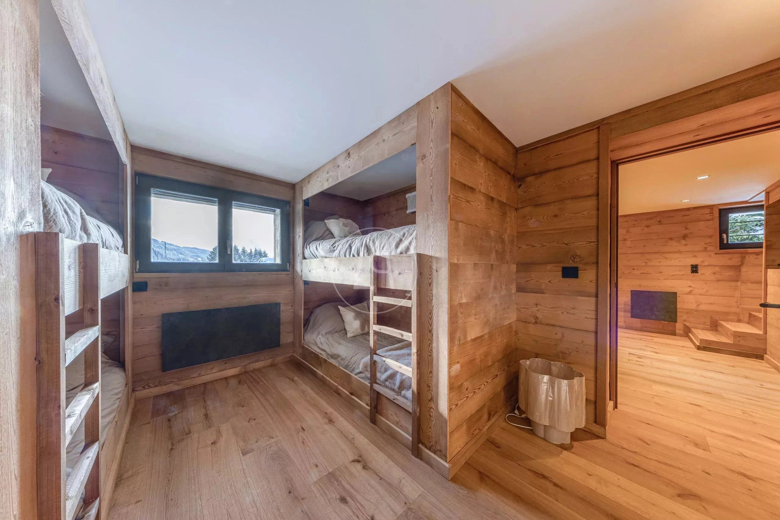 Holzschlafzimmer mit Etagenbetten