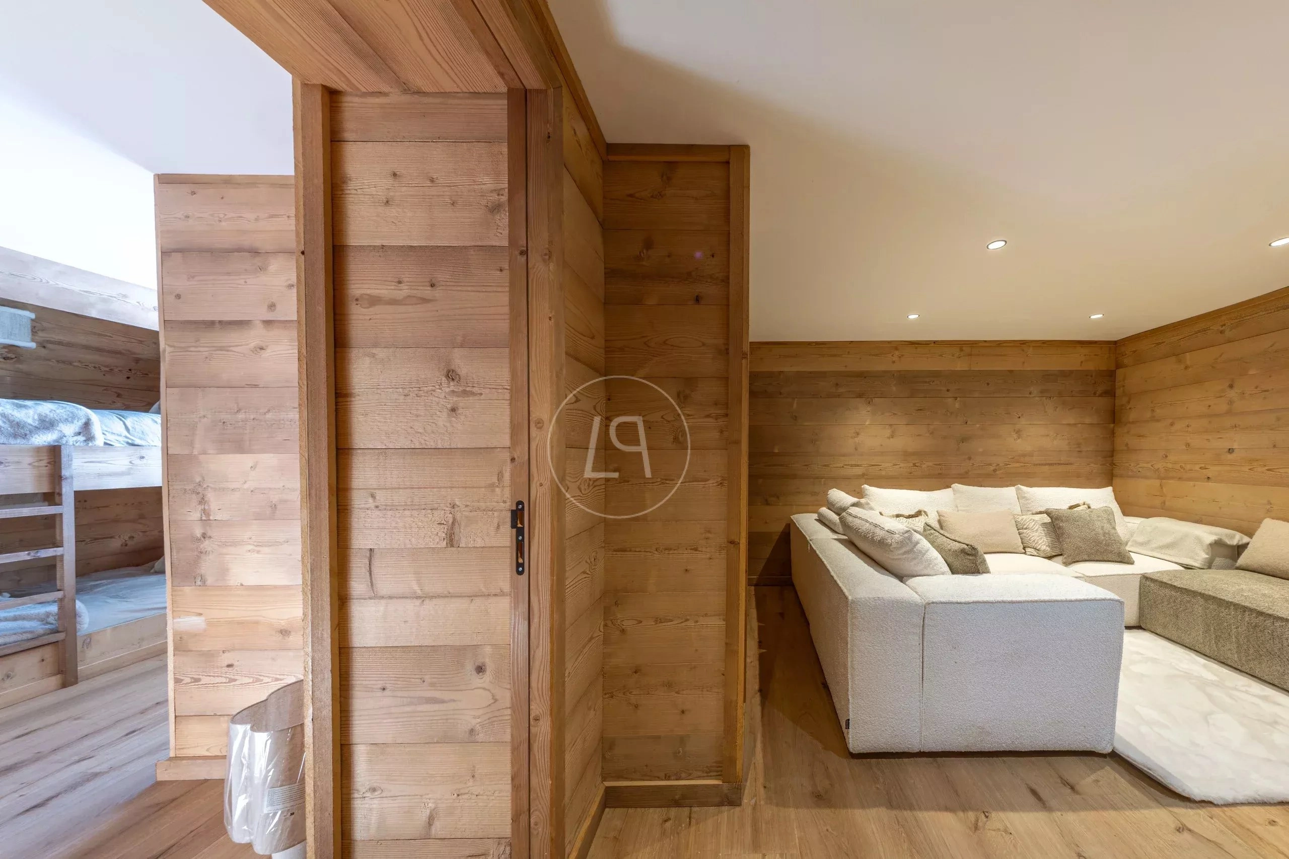 Gemütlicher Holz-Schlaf- und Wohnbereich