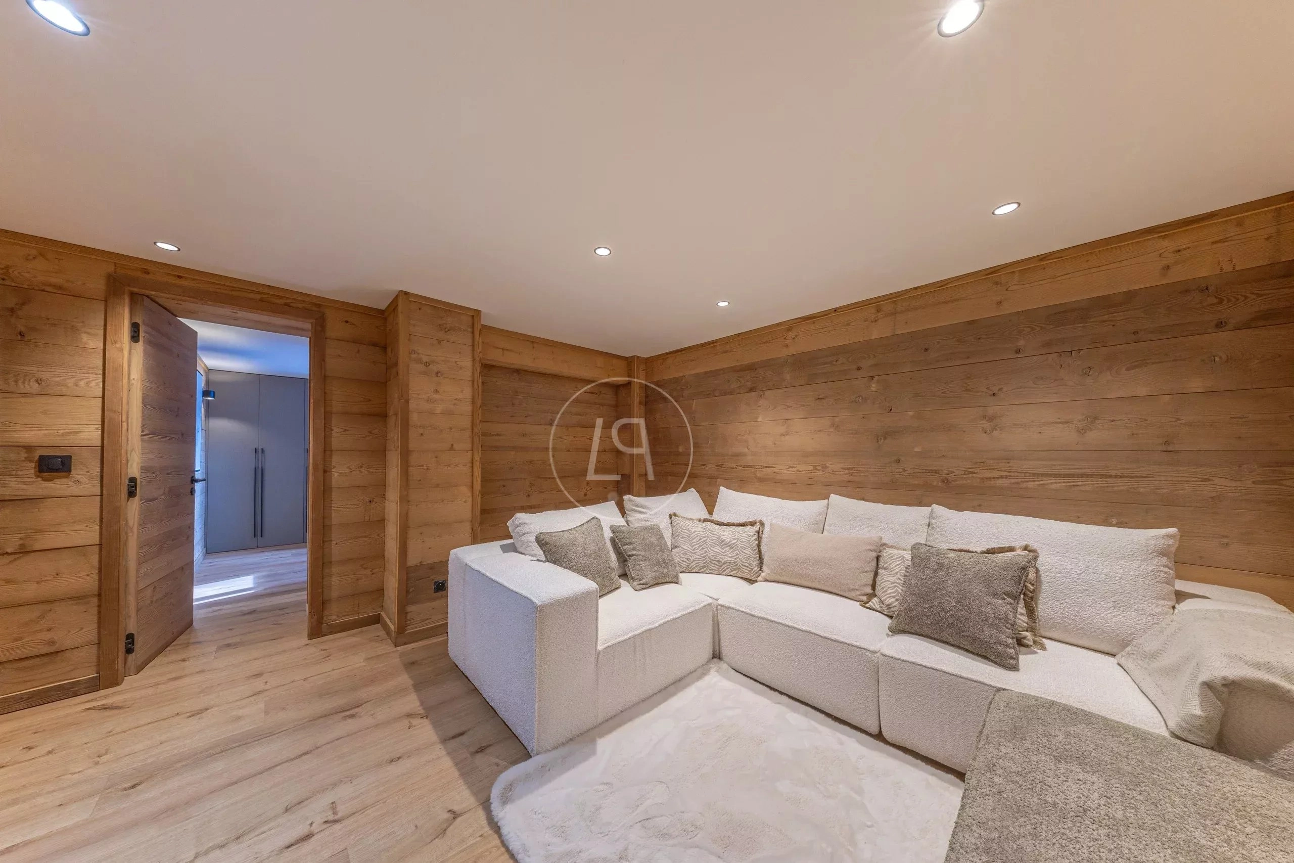 Gemütliches holzverkleidetes Wohnzimmer mit Ecksofa