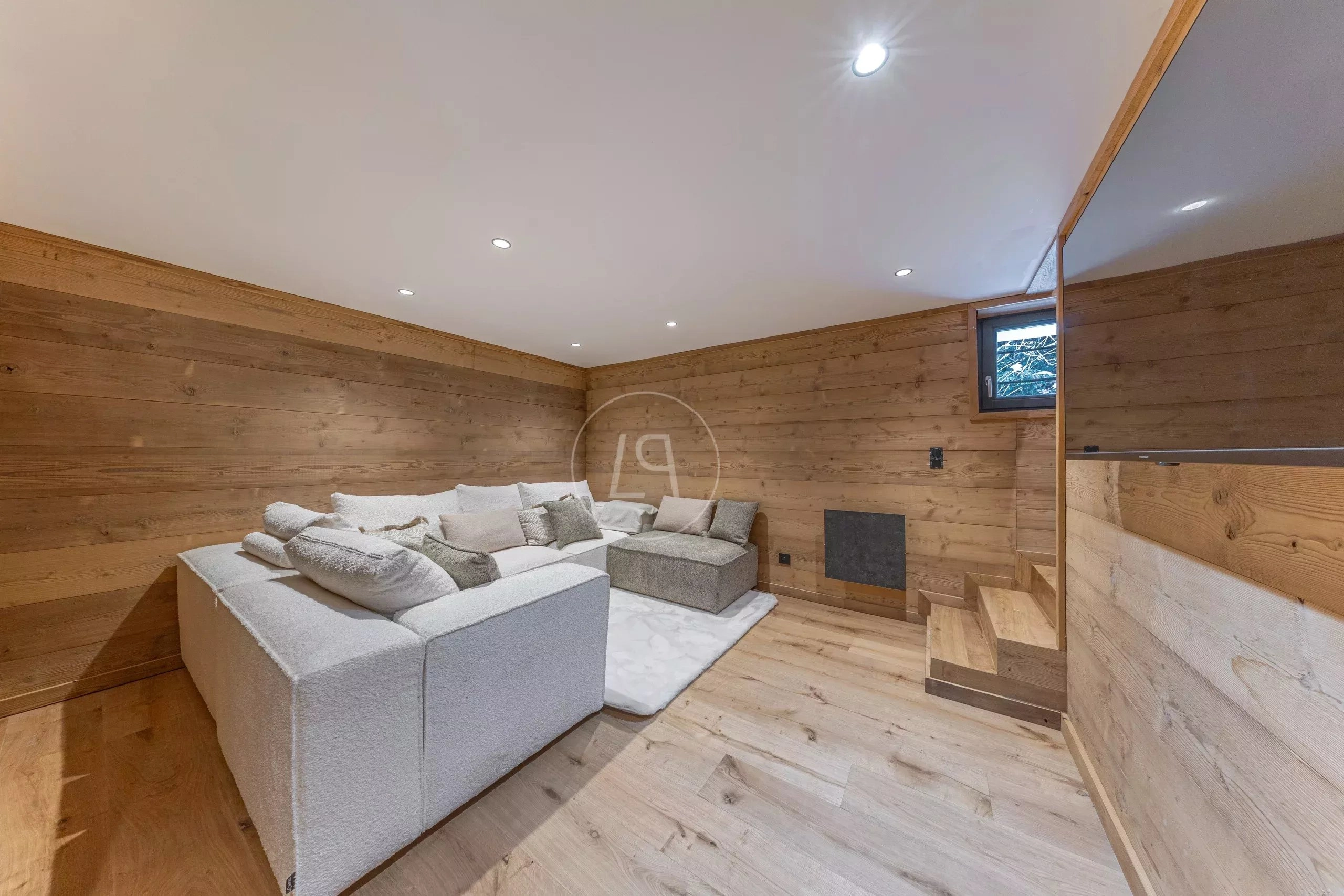 Gemütlicher Wohnraum mit Holzverkleidung