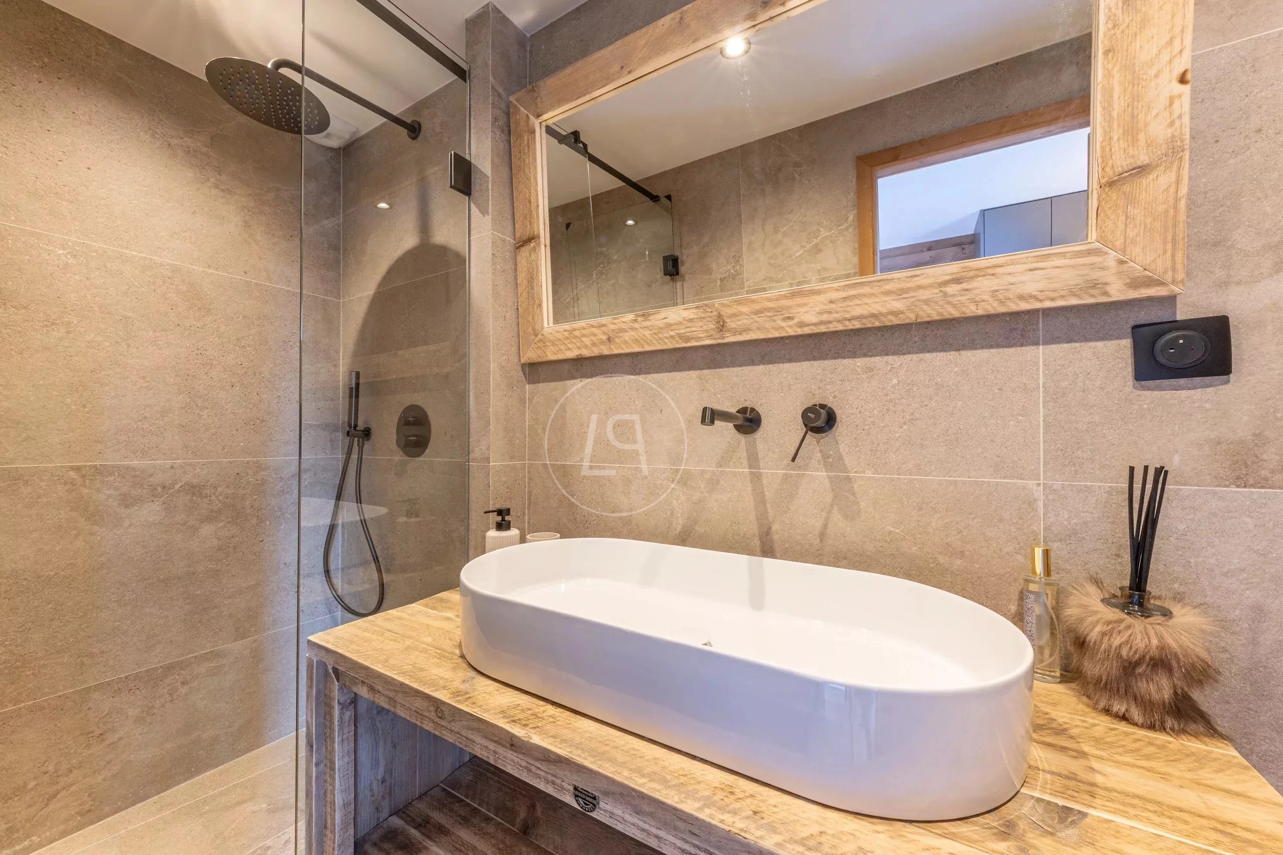 Modernes Badezimmer mit Walk-in-Dusche und Aufsatzwaschbecken