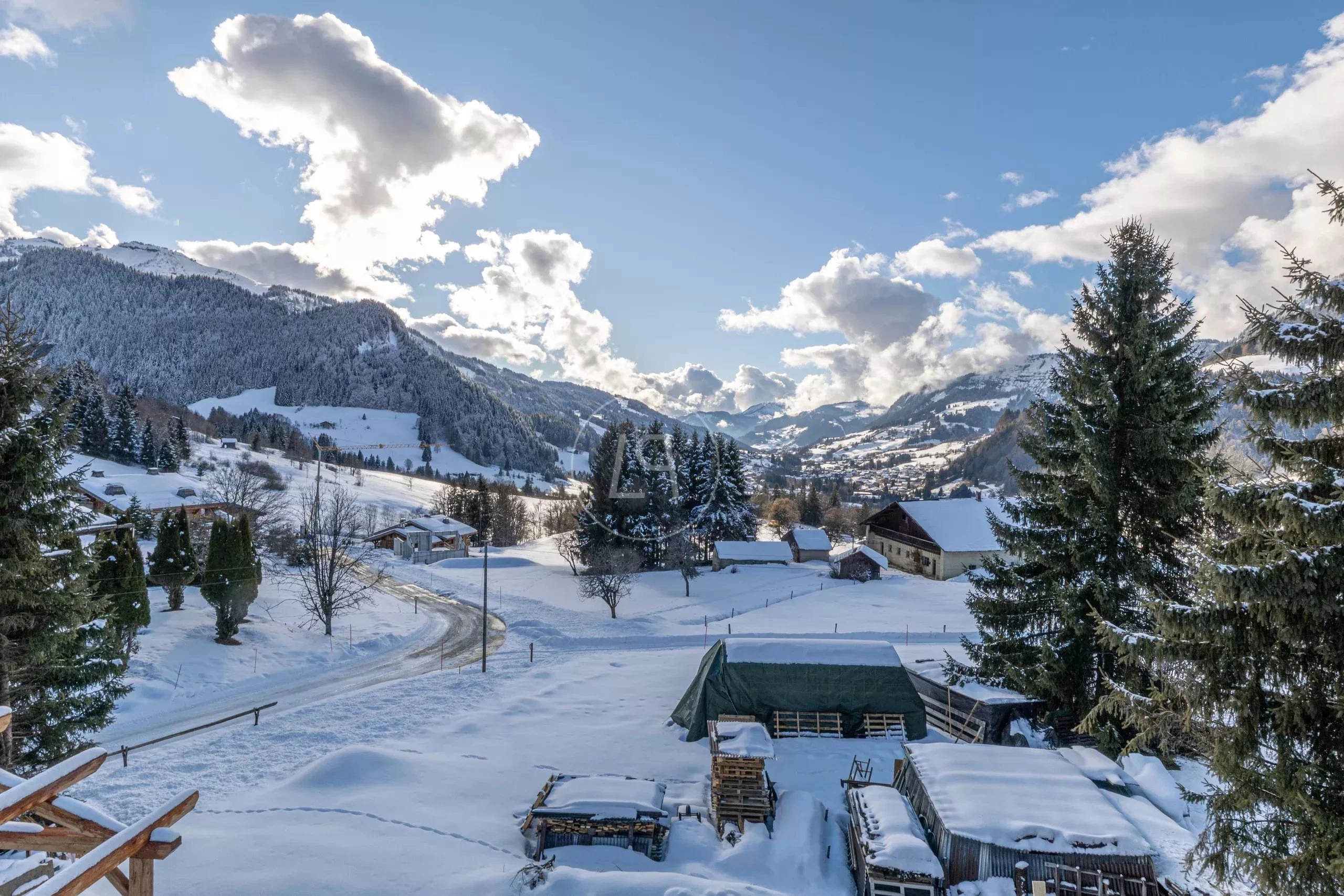 Schneebedecktes Bergpanorama mit Dorf im Tal