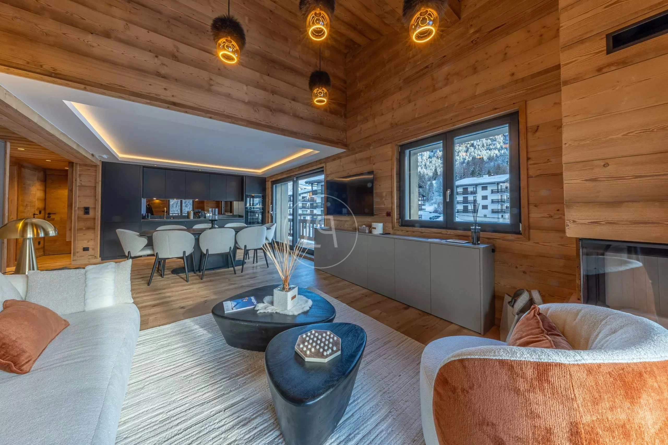Modernes alpines Wohn-Esszimmer mit Blick auf die Berge