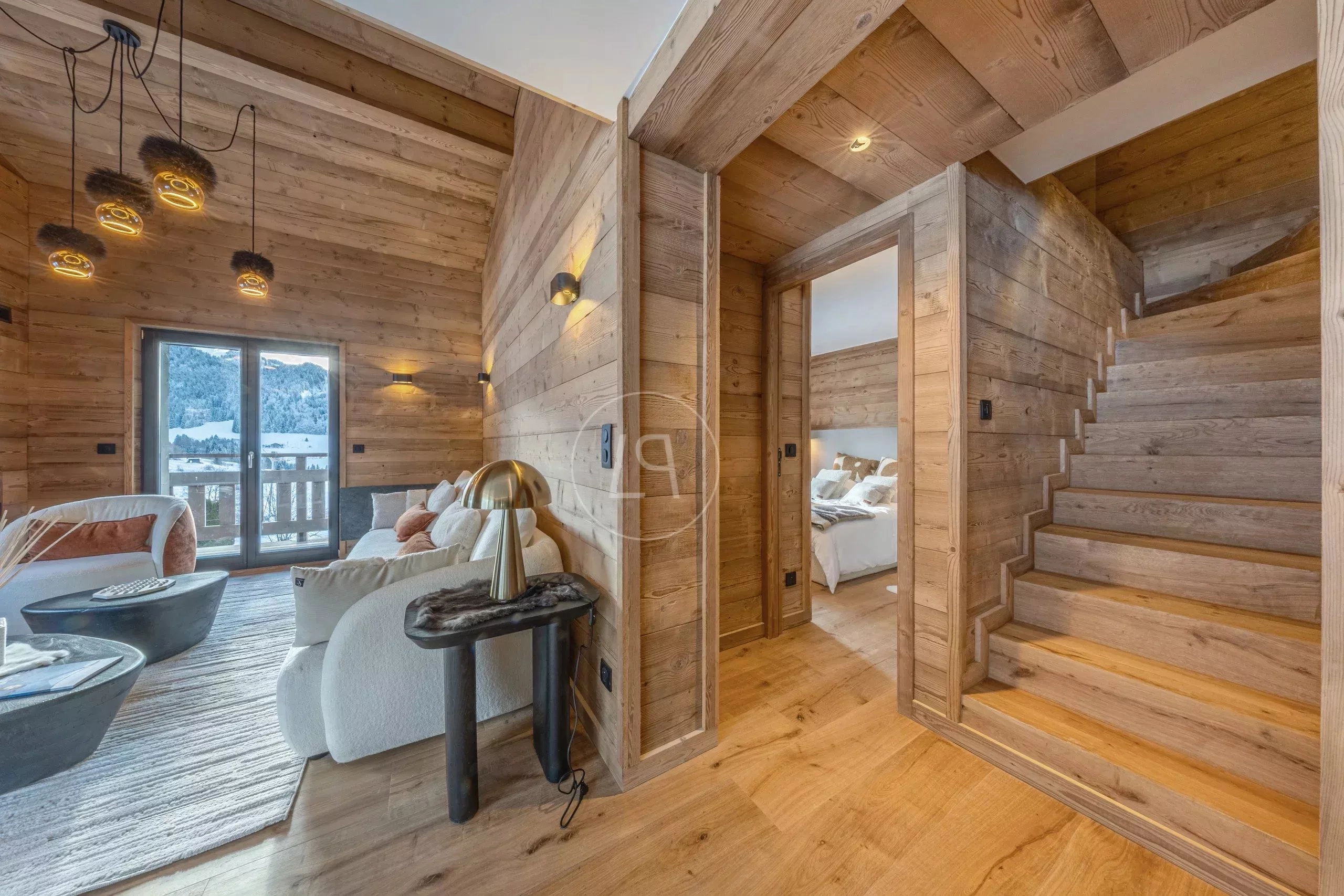 Gemütlicher Wohnbereich mit Holztreppe und Bergblick