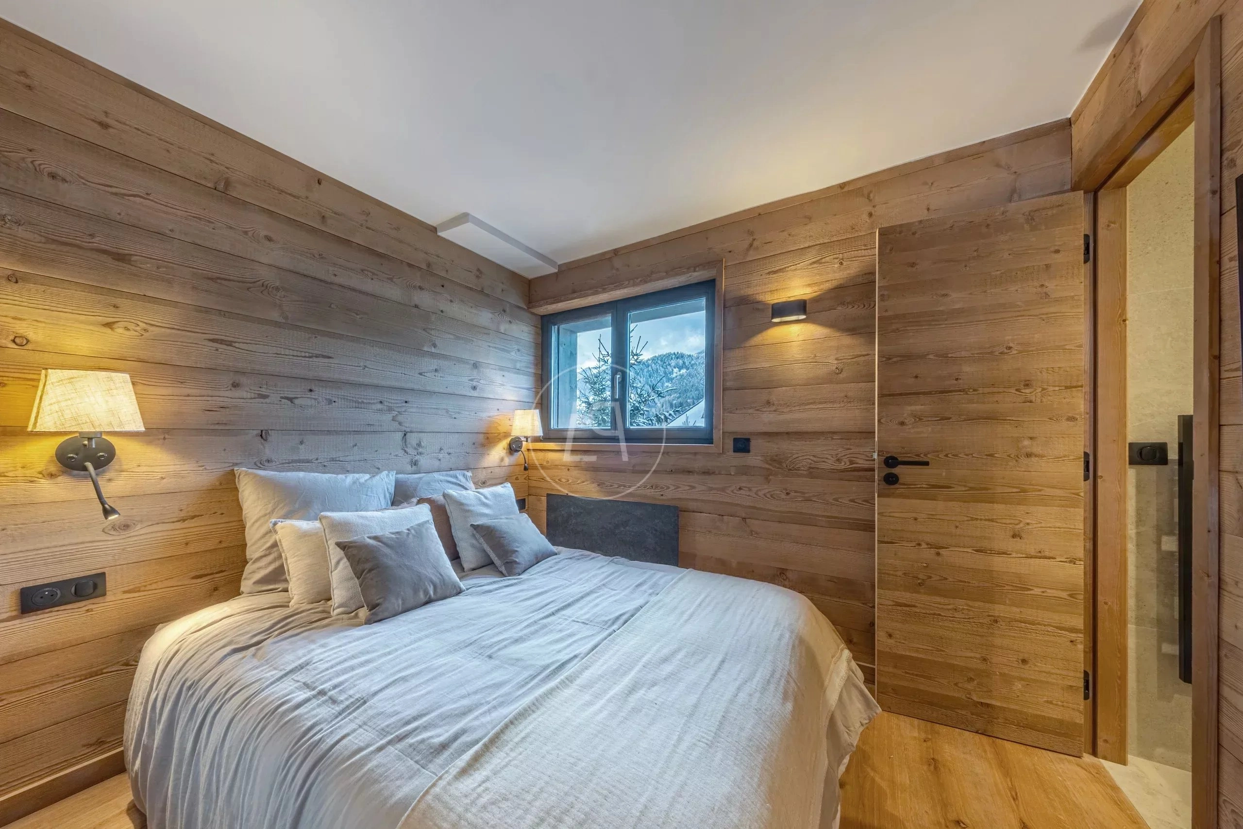 Gemütliches Schlafzimmer mit Holzverkleidung