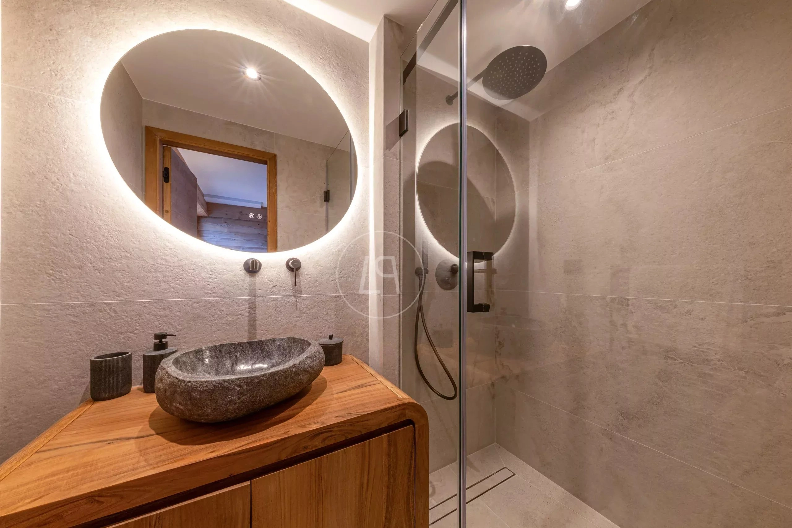 Modernes Badezimmer mit runder Spiegelleuchte und Walk-in-Dusche