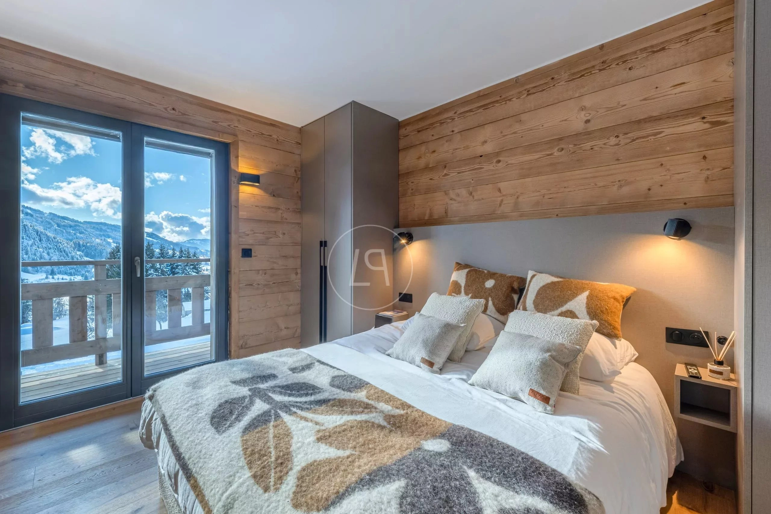 Gemütliches Schlafzimmer mit Bergblick