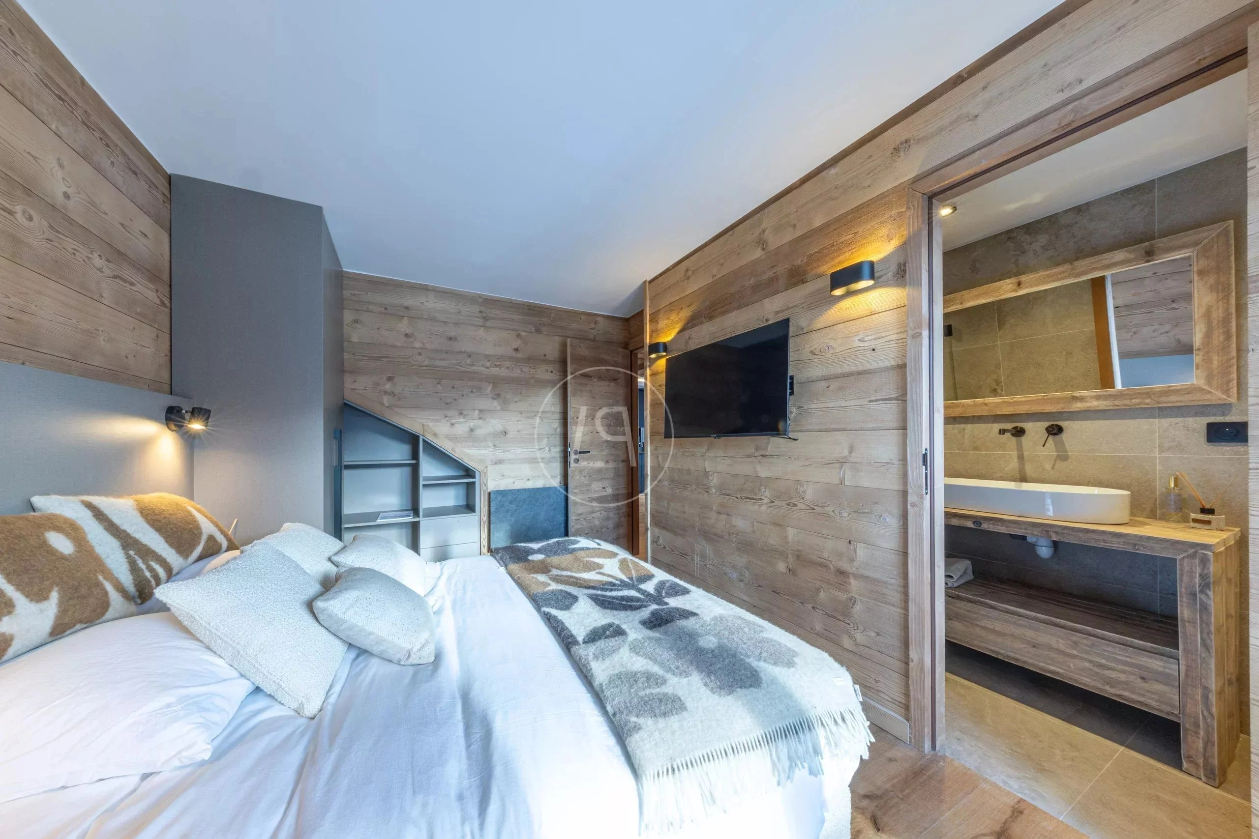 Gemütliches Schlafzimmer mit angeschlossenem Bad