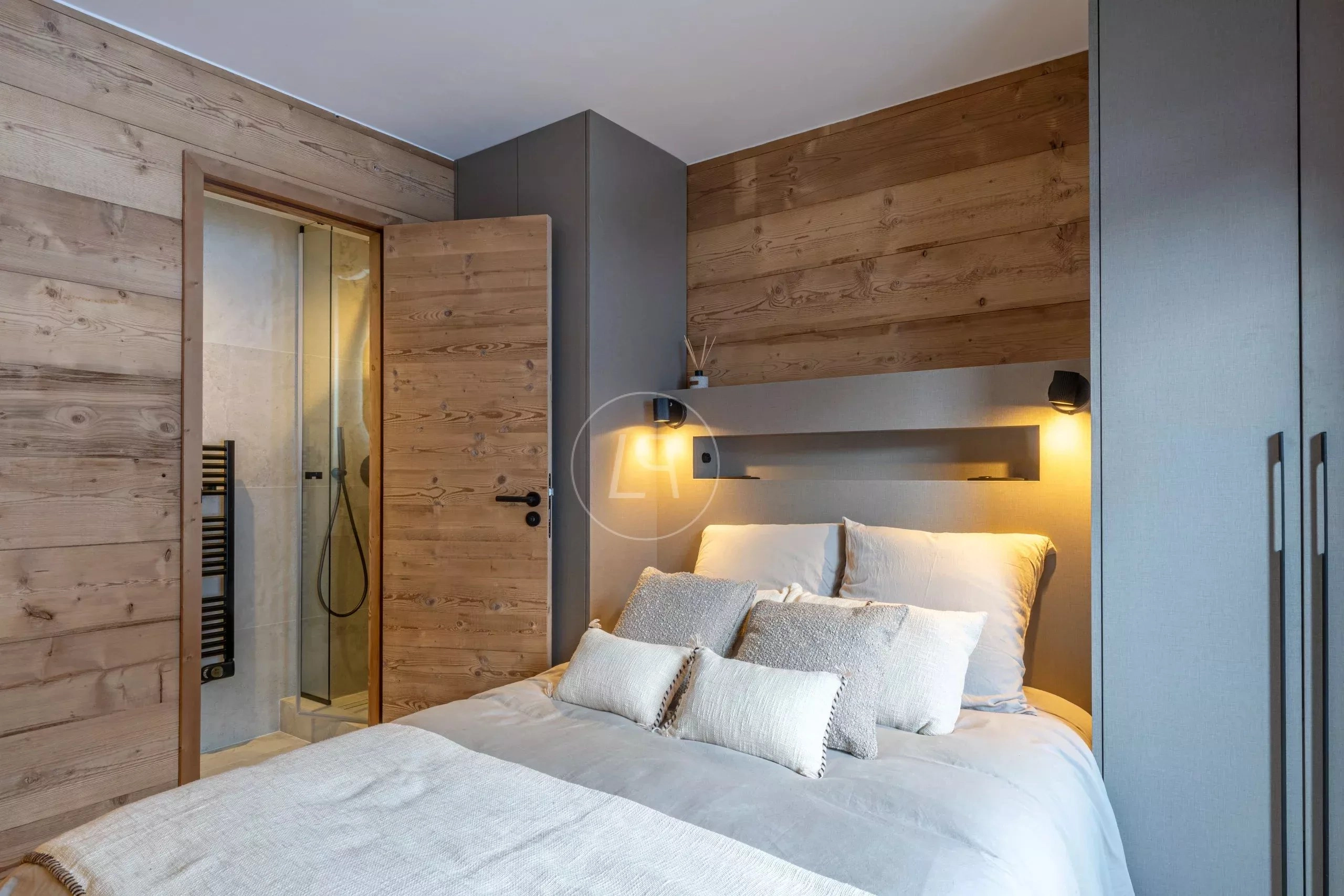Gemütliches Schlafzimmer mit Holzverkleidung