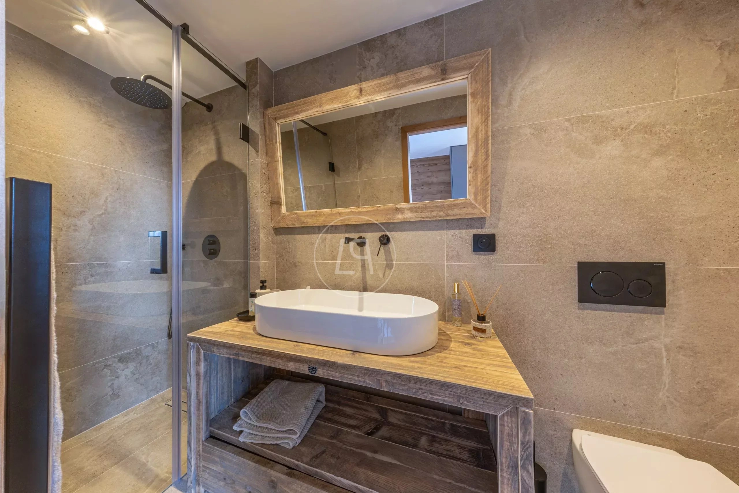 Modernes Bad mit Walk-in-Dusche und Holzwaschtisch