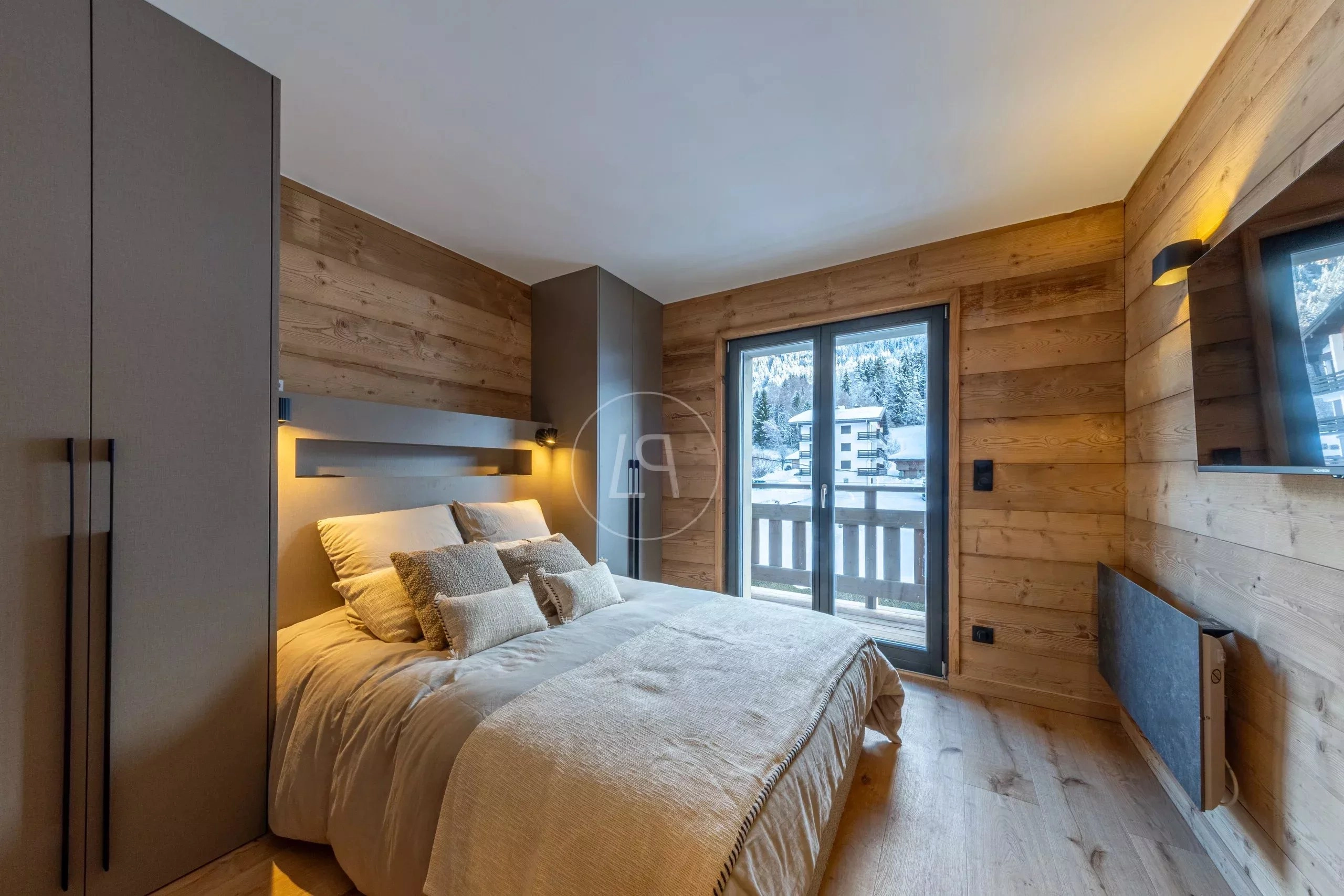 Gemütliches Schlafzimmer im alpinen Holzstil