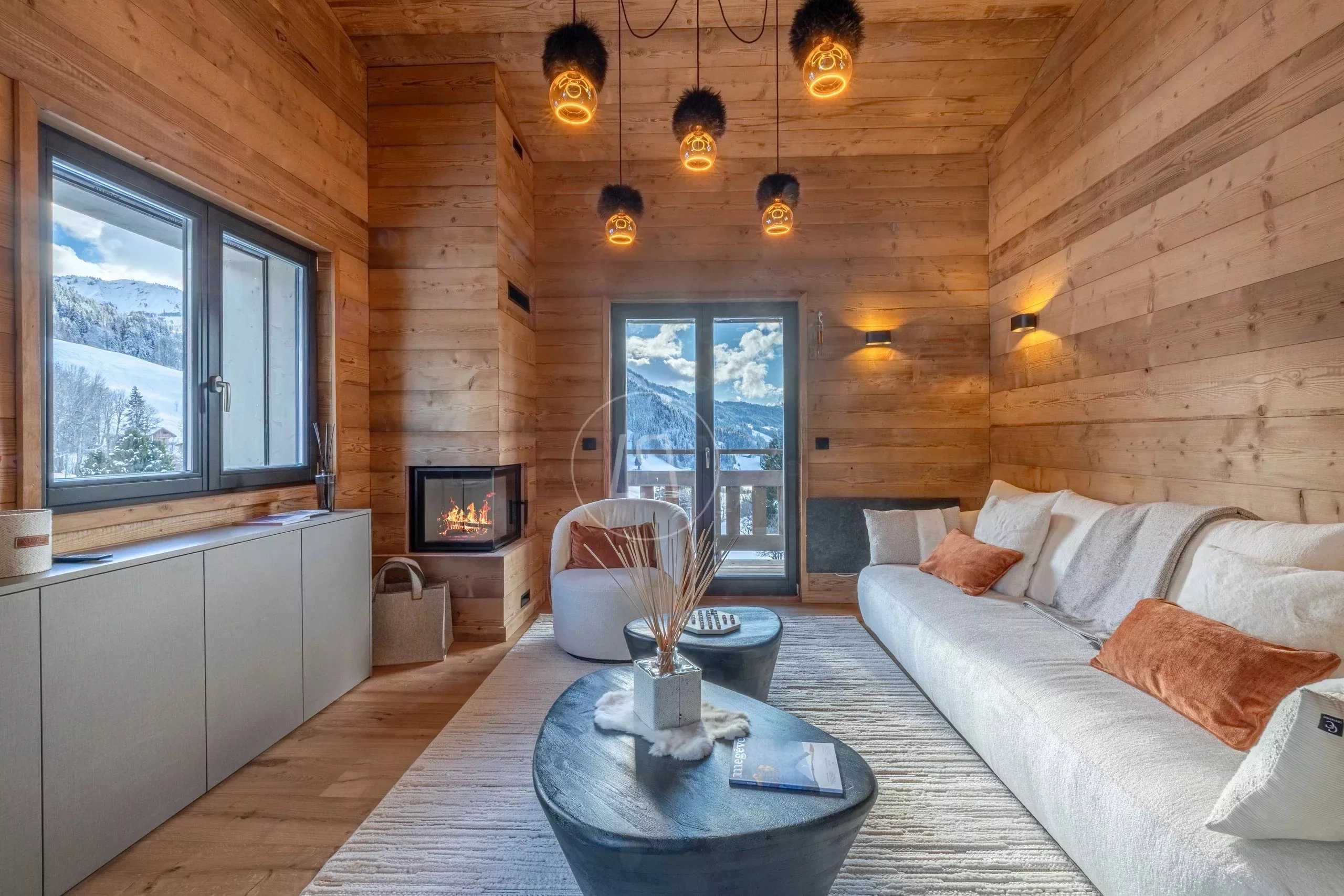 Gemütliches Holz-Wohnzimmer mit Bergblick