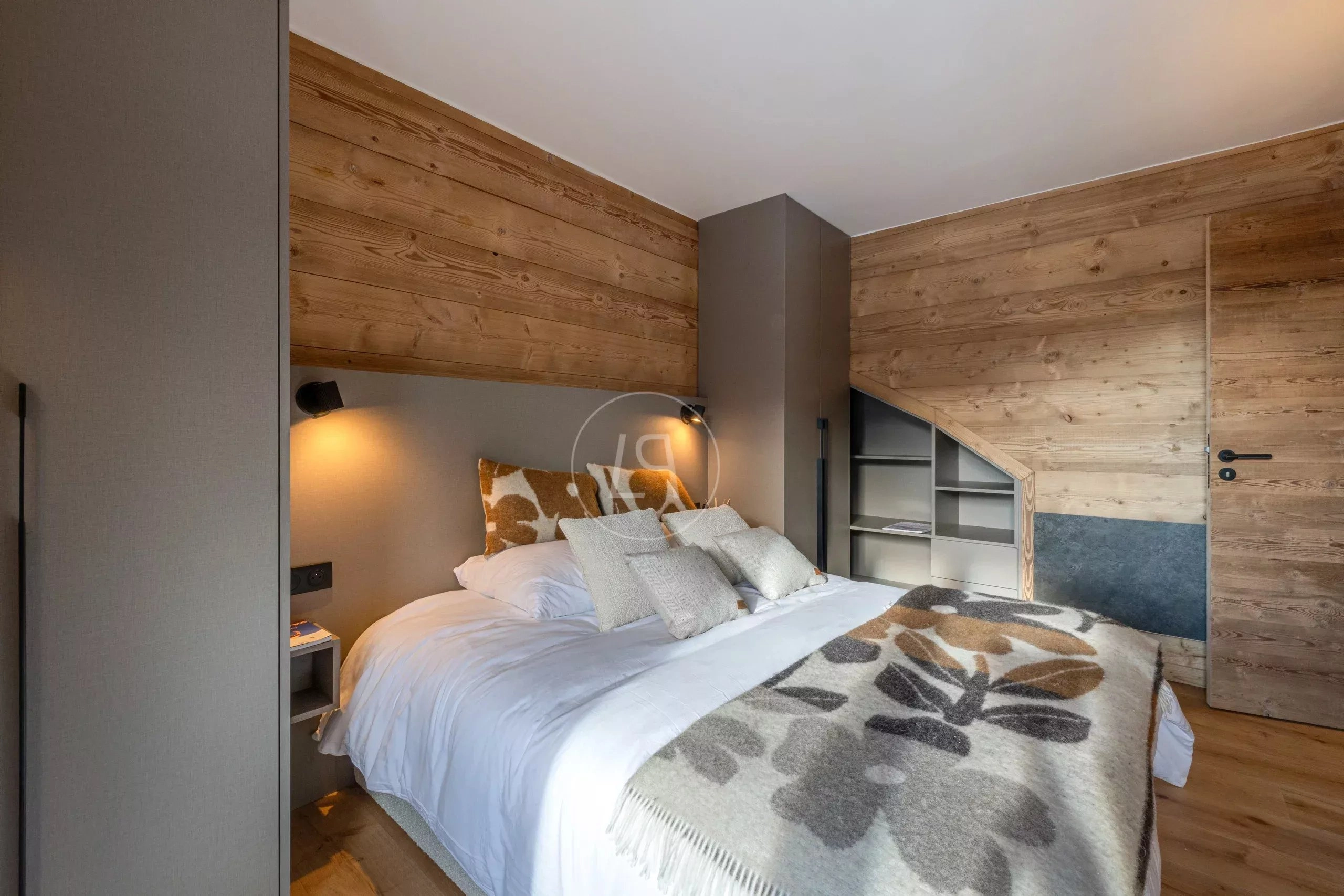Gemütliches Schlafzimmer mit Holzverkleidung