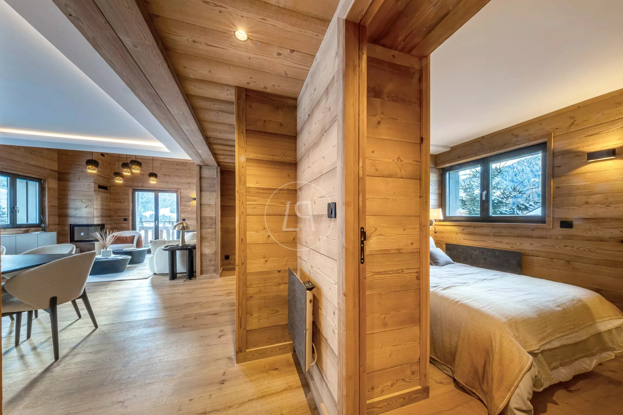 Holzvertächte Innenansicht mit Schlafzimmer und Wohnbereich