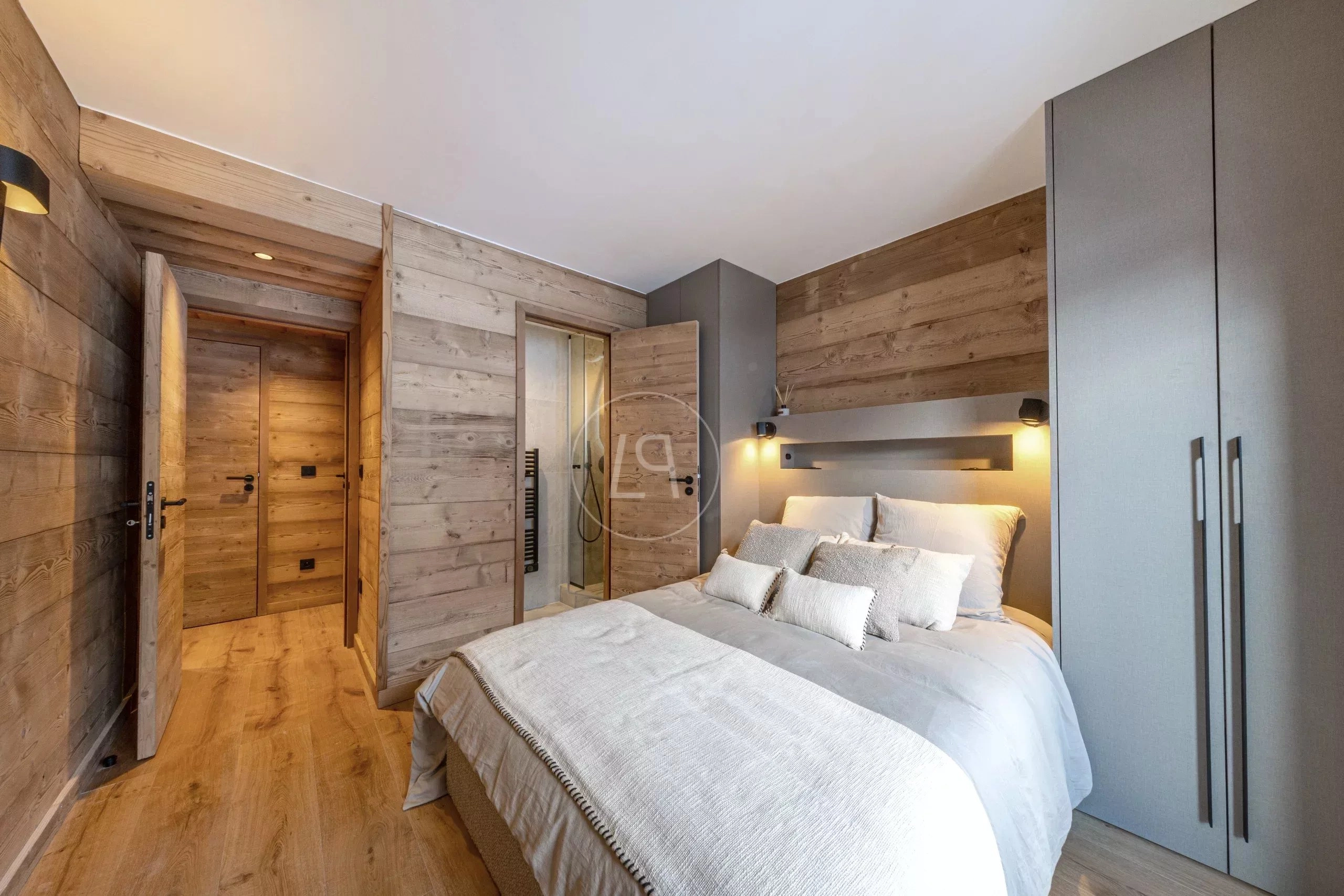 Gemütliches Schlafzimmer mit Holzverkleidung