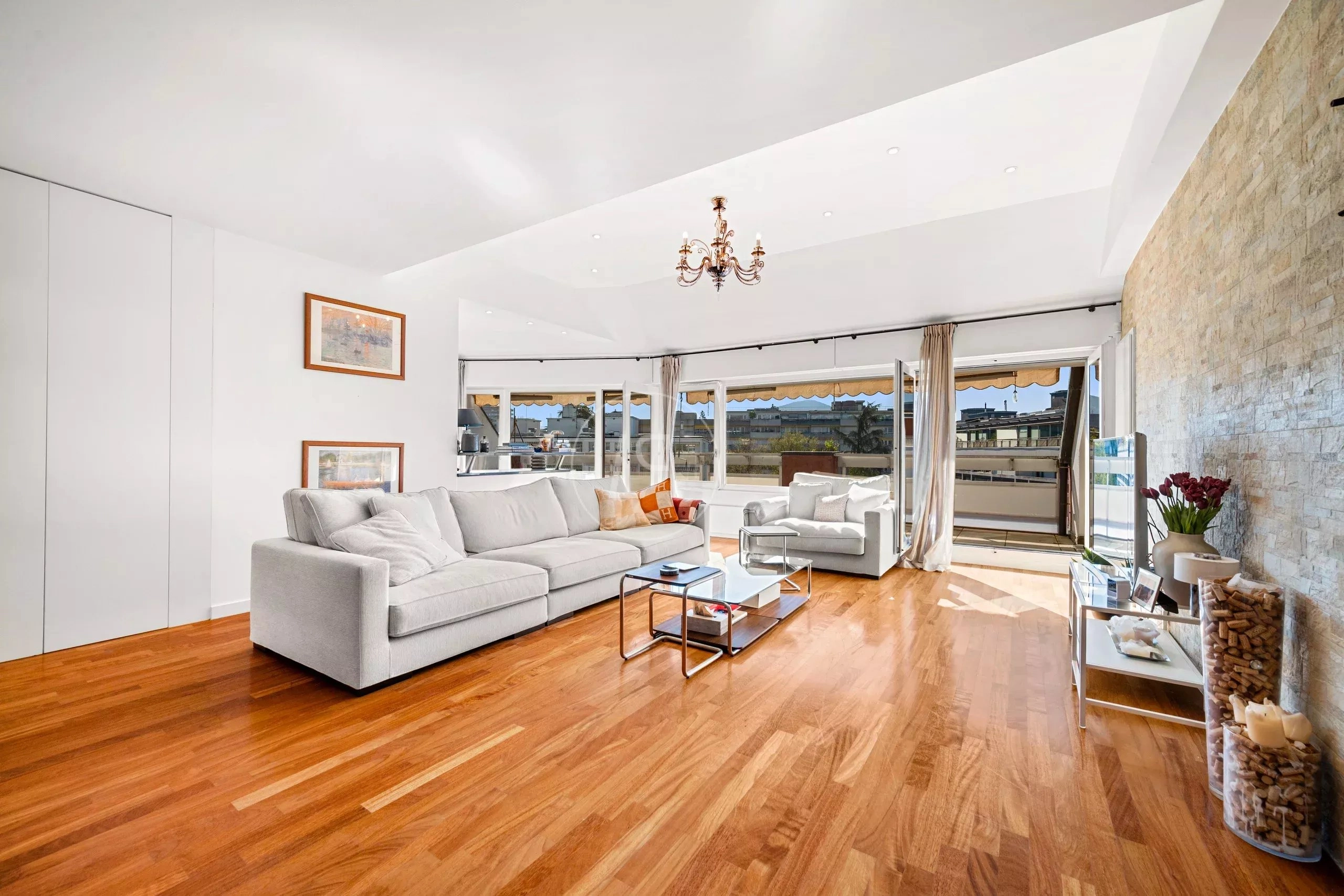 Helles Wohnzimmer mit Balkonblick