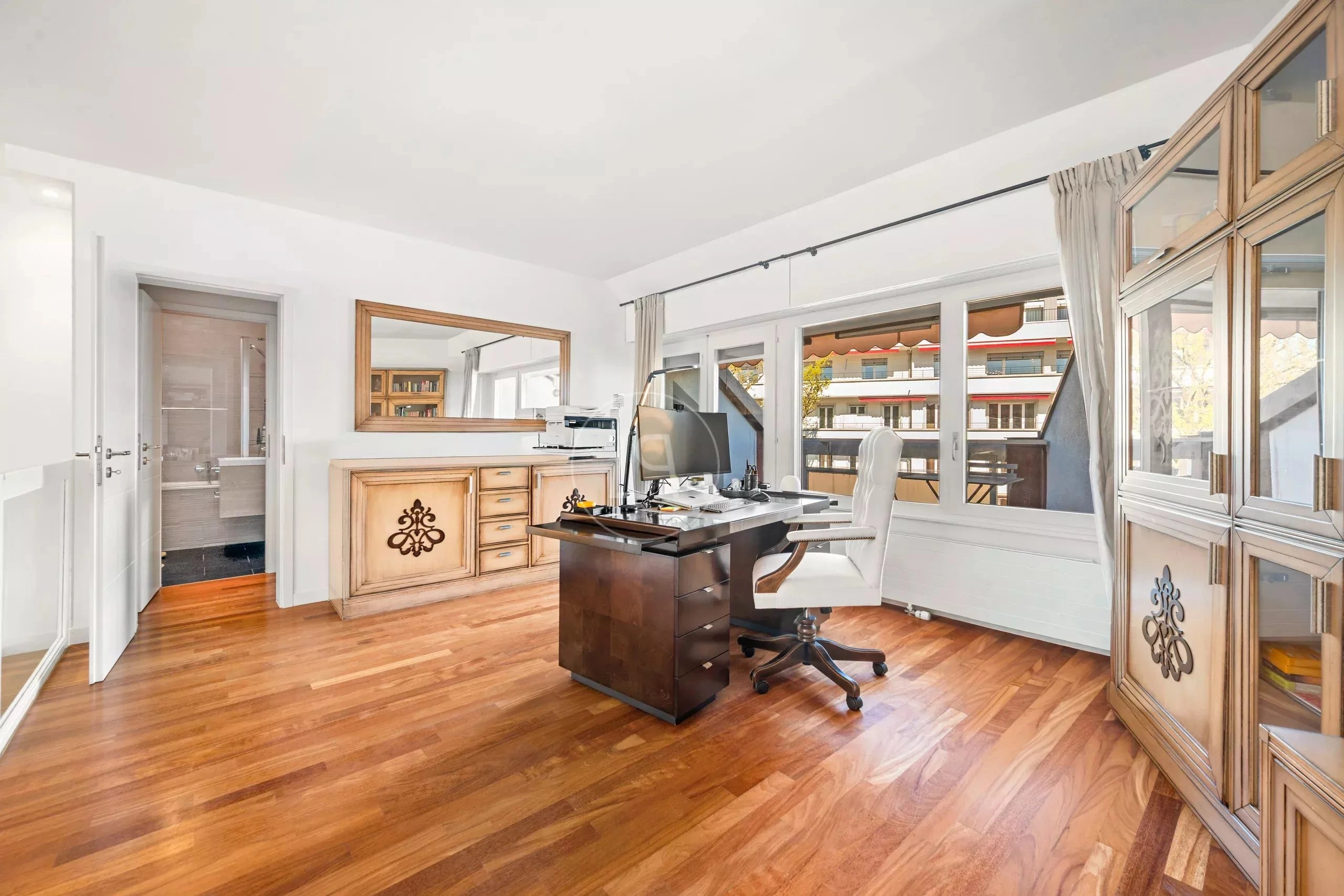 Helles Arbeitszimmer mit Balkonblick