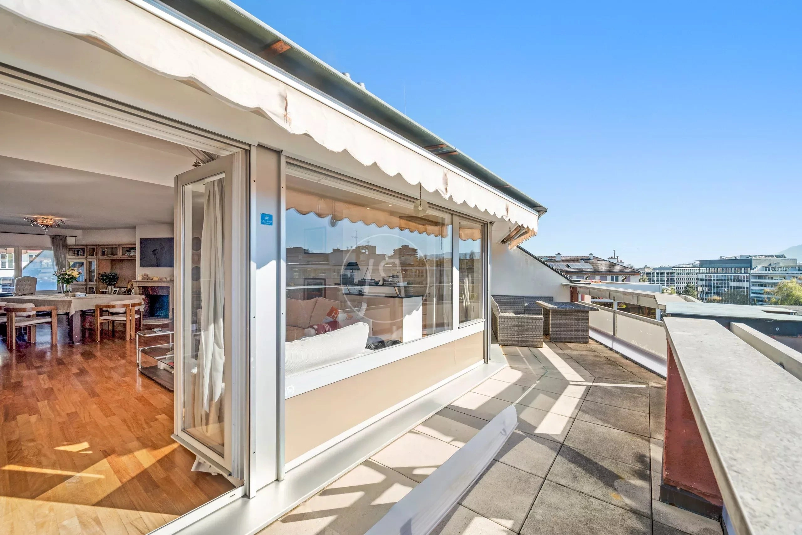 Dachterrasse mit Wohnbereich und Stadtblick