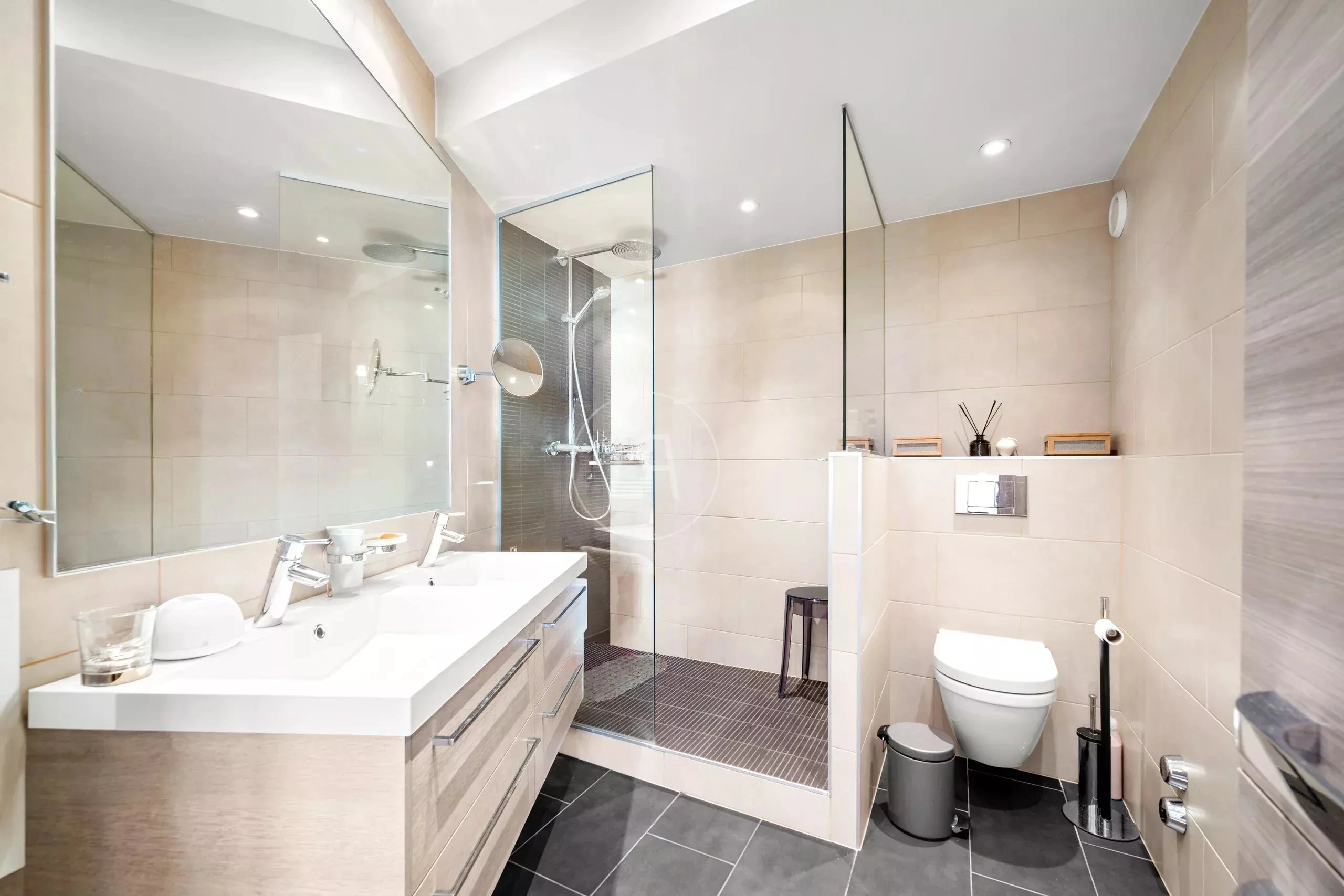 Modernes Badezimmer mit Dusche und WC