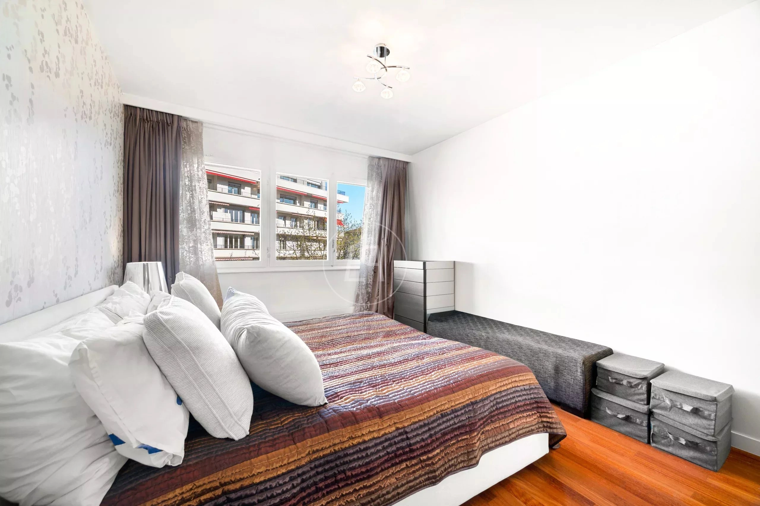 Helles Schlafzimmer mit Bett und Fensterblick