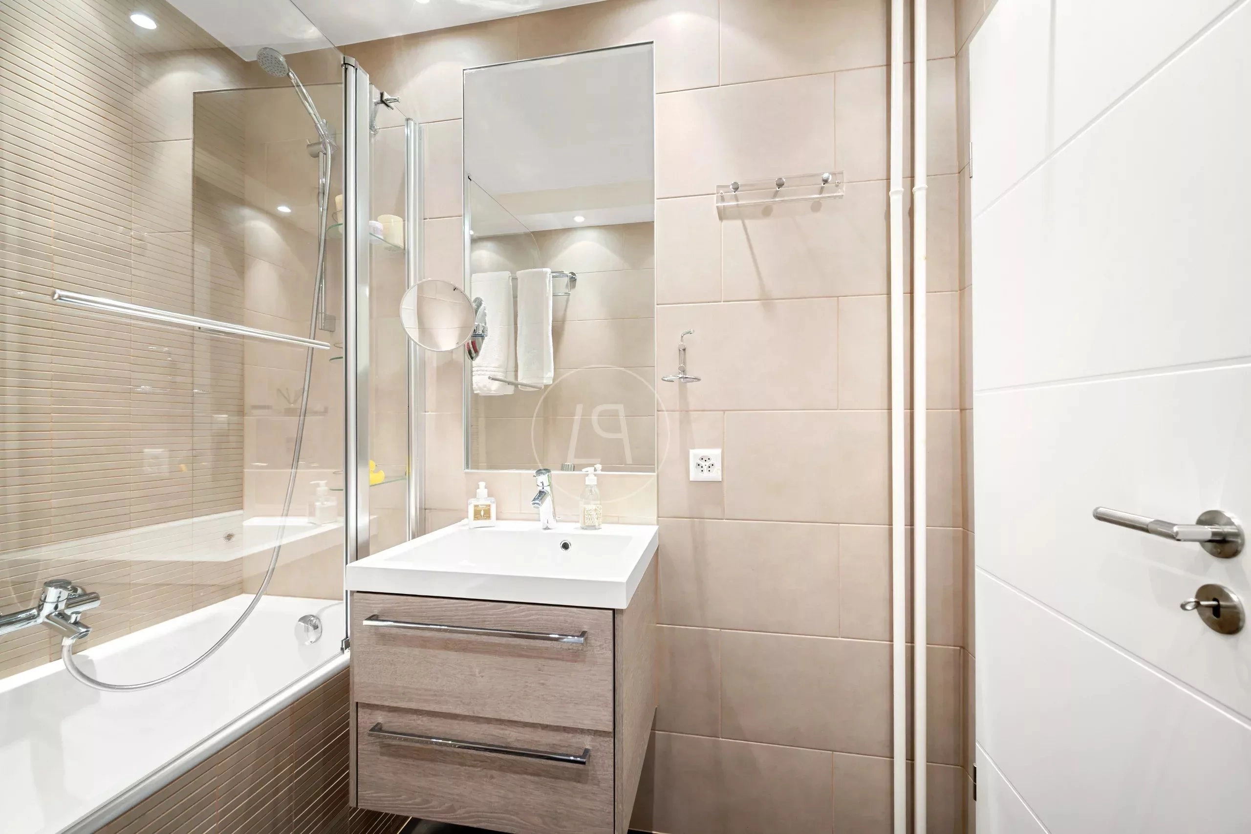 Modernes Bad mit Badewanne und Waschplatz