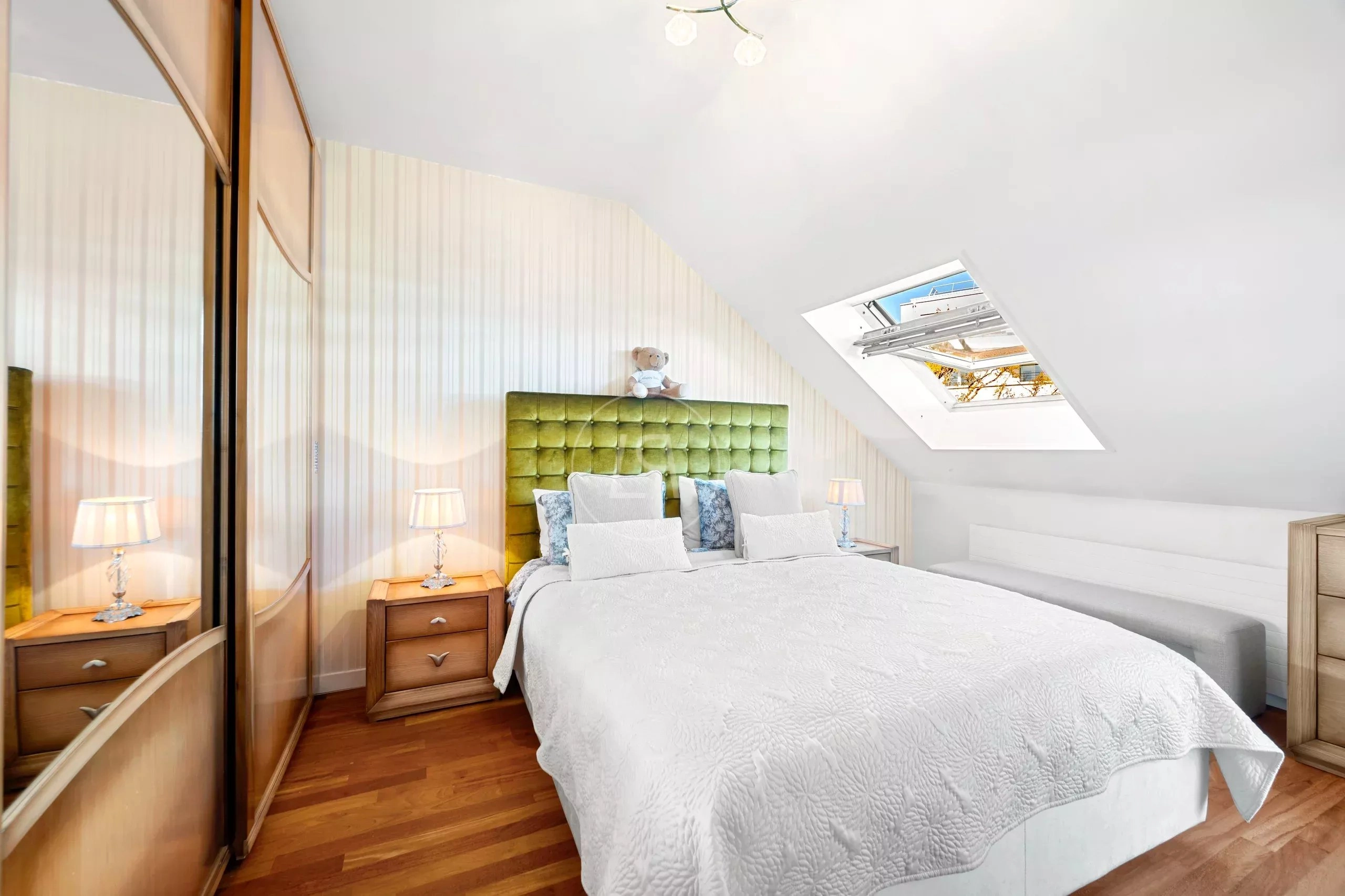 Helles Dachgeschoss-Schlafzimmer
