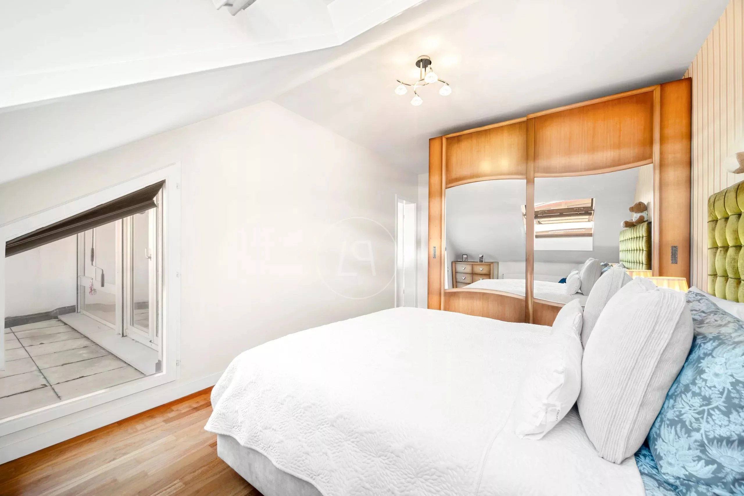 Helles Schlafzimmer mit Dachschräge