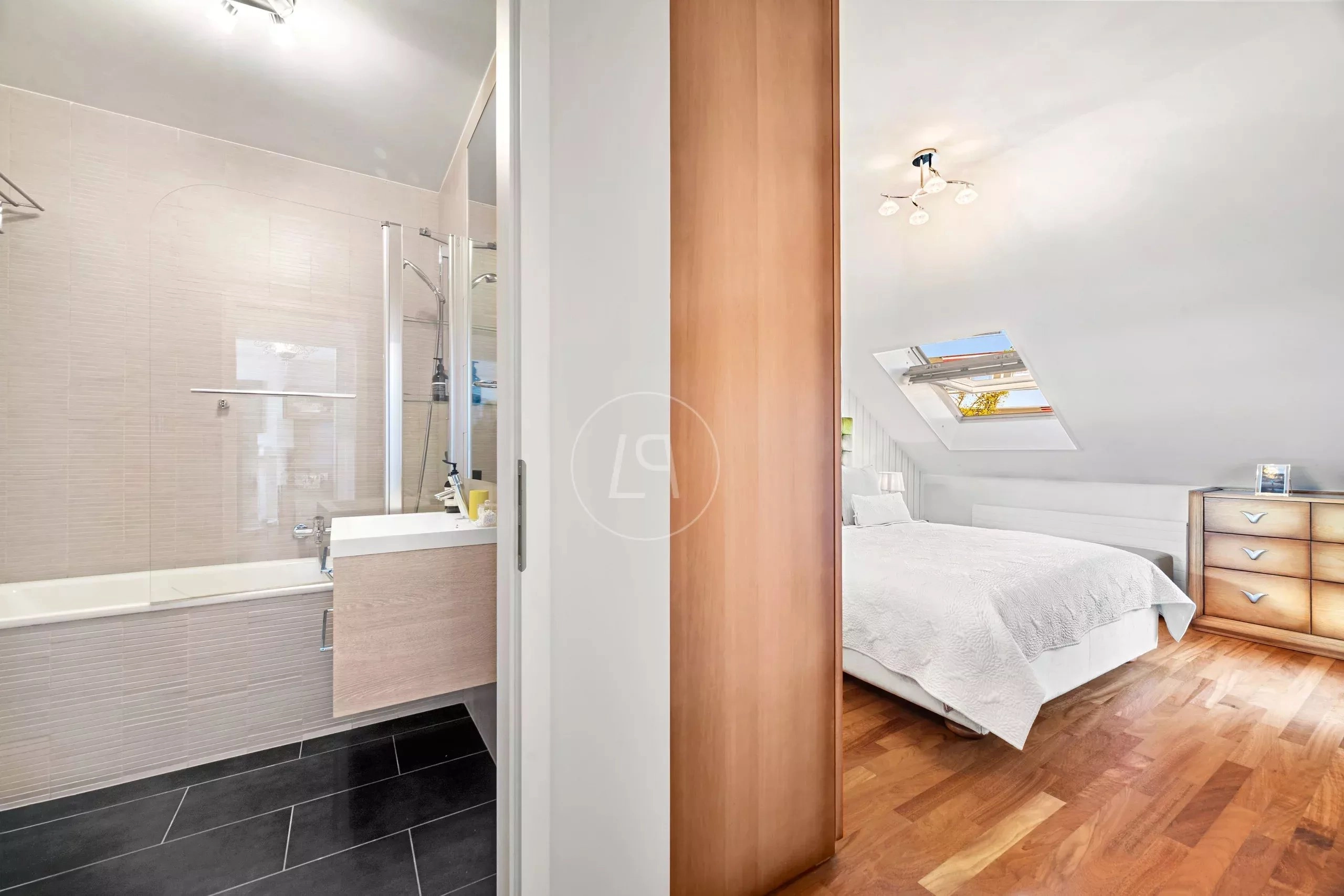 Schlafzimmer mit angrenzendem Bad