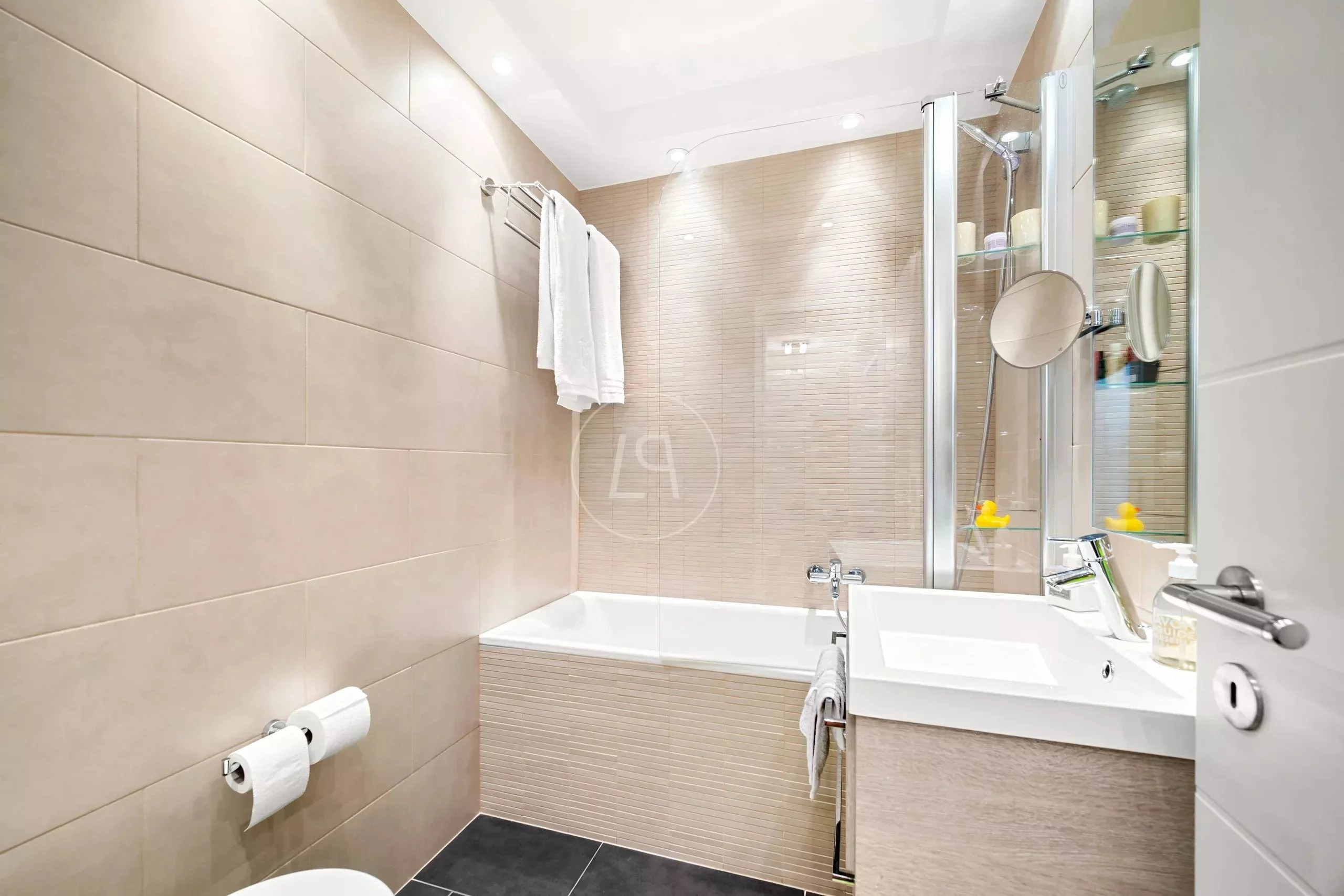 Modernes Badezimmer mit Badewanne und Glasabtrennung